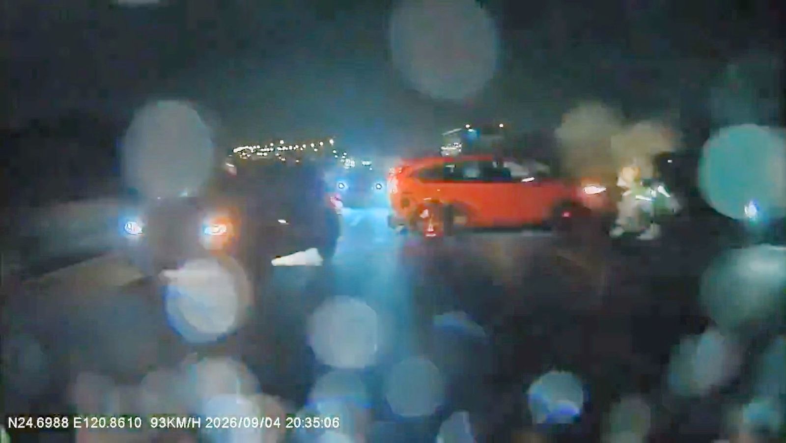 白色休旅車突然倒車闖入車道,後車閃避不及,失控撞了上去。圖/翻攝自threads Hannaa._.922