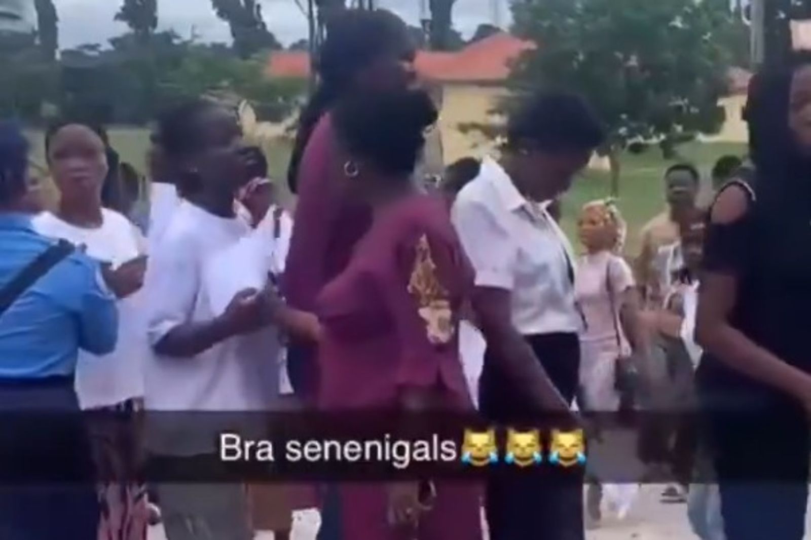 女大生排隊檢查「胸罩」，合格者才能進校門。圖／翻攝自@dammiedammie35 X