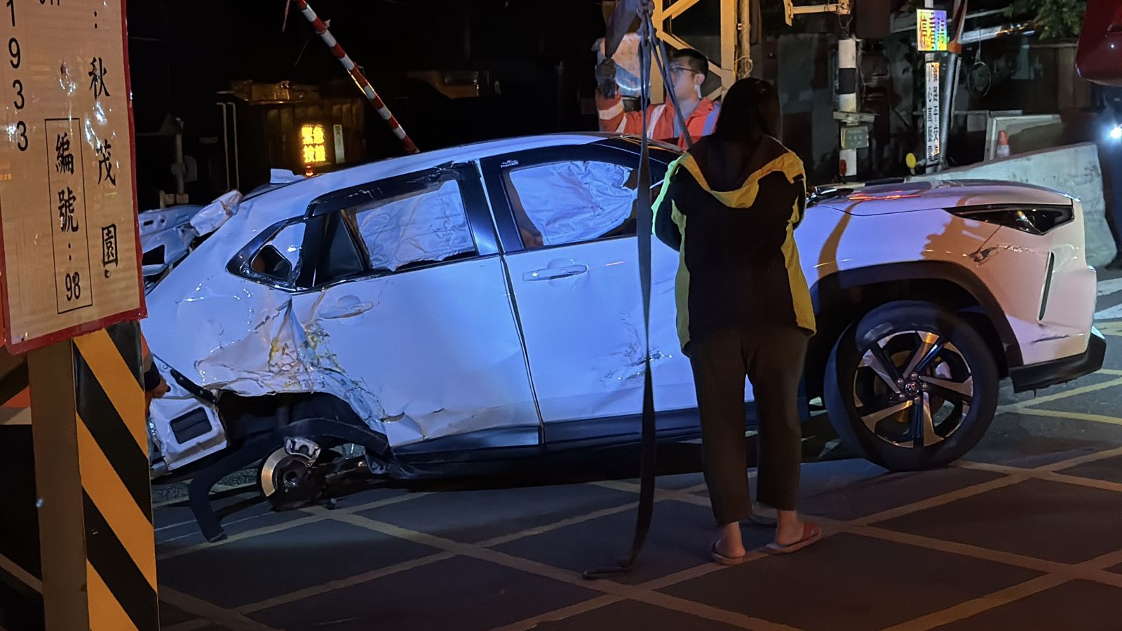 休旅車被撞擊，車體嚴重受損。民眾提供