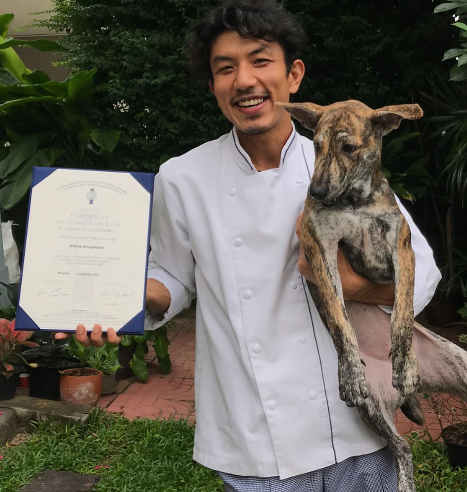 萬洛隆甘迦原本想轉行當廚師，拿到了藍帶學院的證書。翻攝萬洛IG