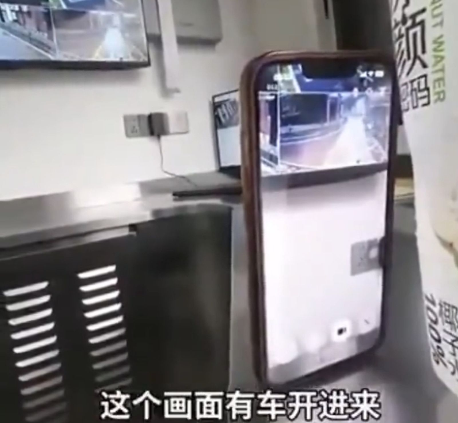 保全「靠AI摸魚」悠閒滑手機 網一見全笑翻:還能這樣用