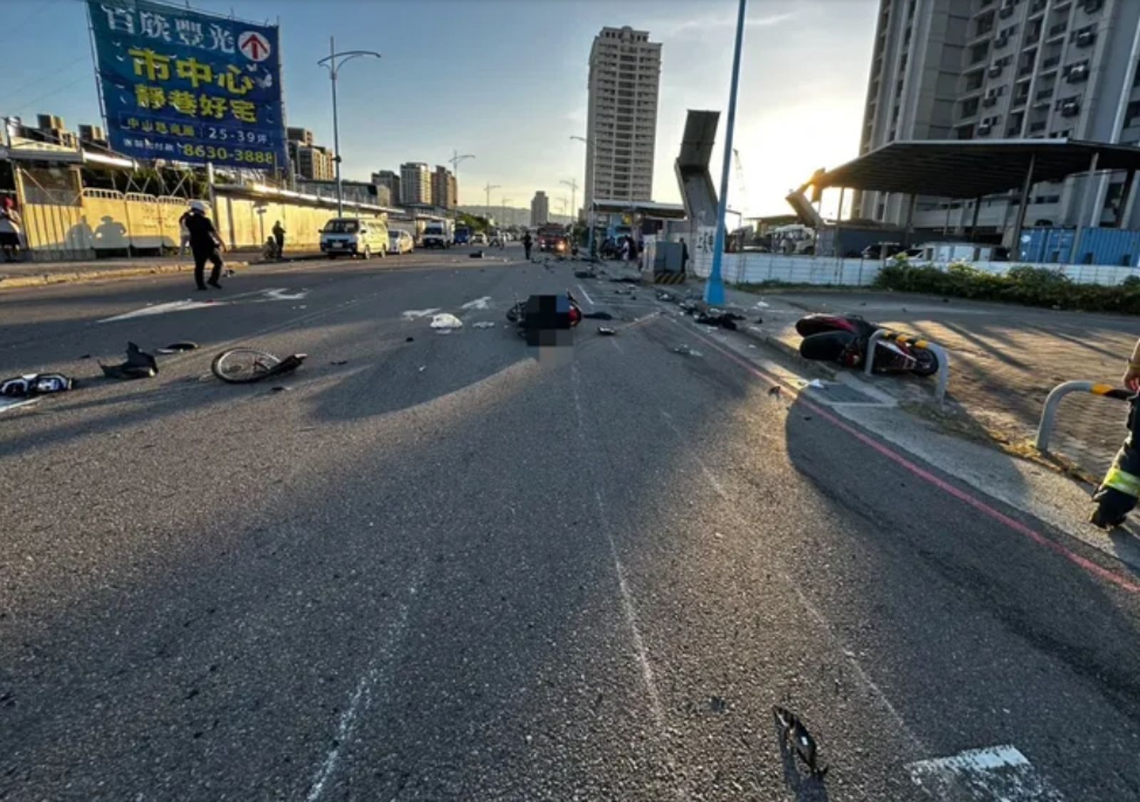 李姓男子昨天駕駛皮卡貨車在新北市八里逆向撞死單車騎士，因輕傷送往林口長庚醫院。