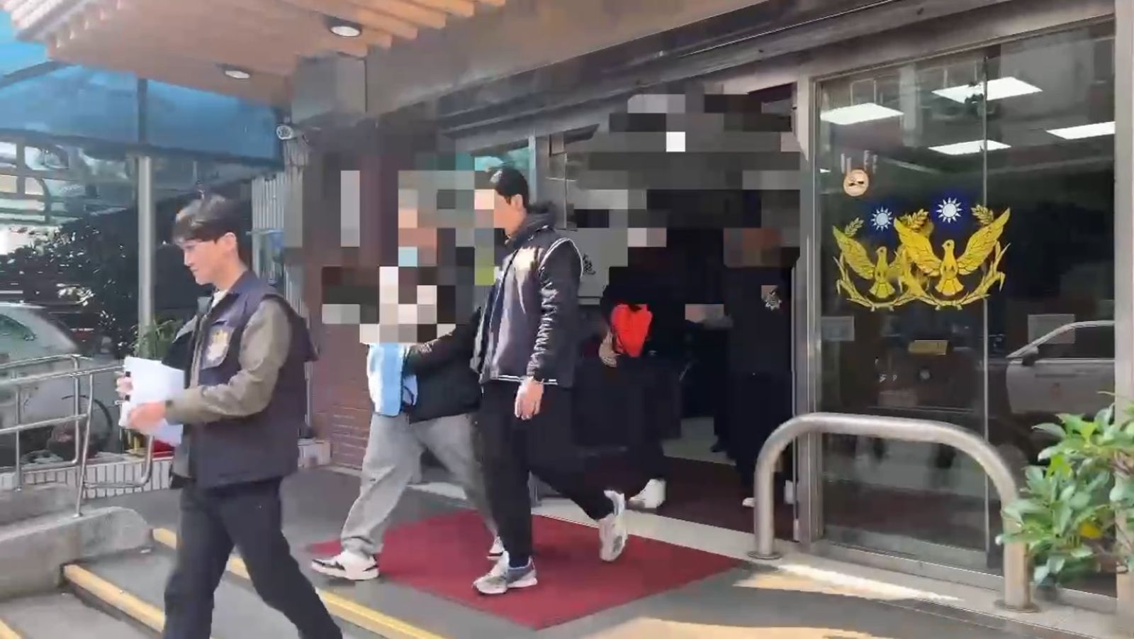 兩名賭場負責人被依賭博罪嫌移送。翻攝畫面