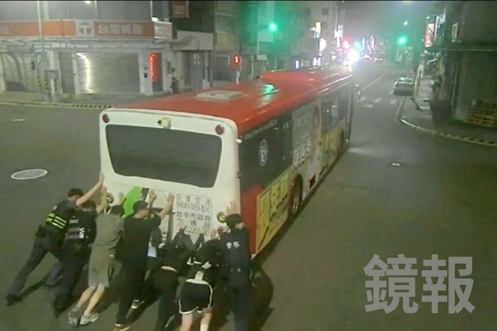 滷味吃一半先幫忙再說!電動公車「失去動力」拋錨困路中 警民聯手暖心幫推路邊