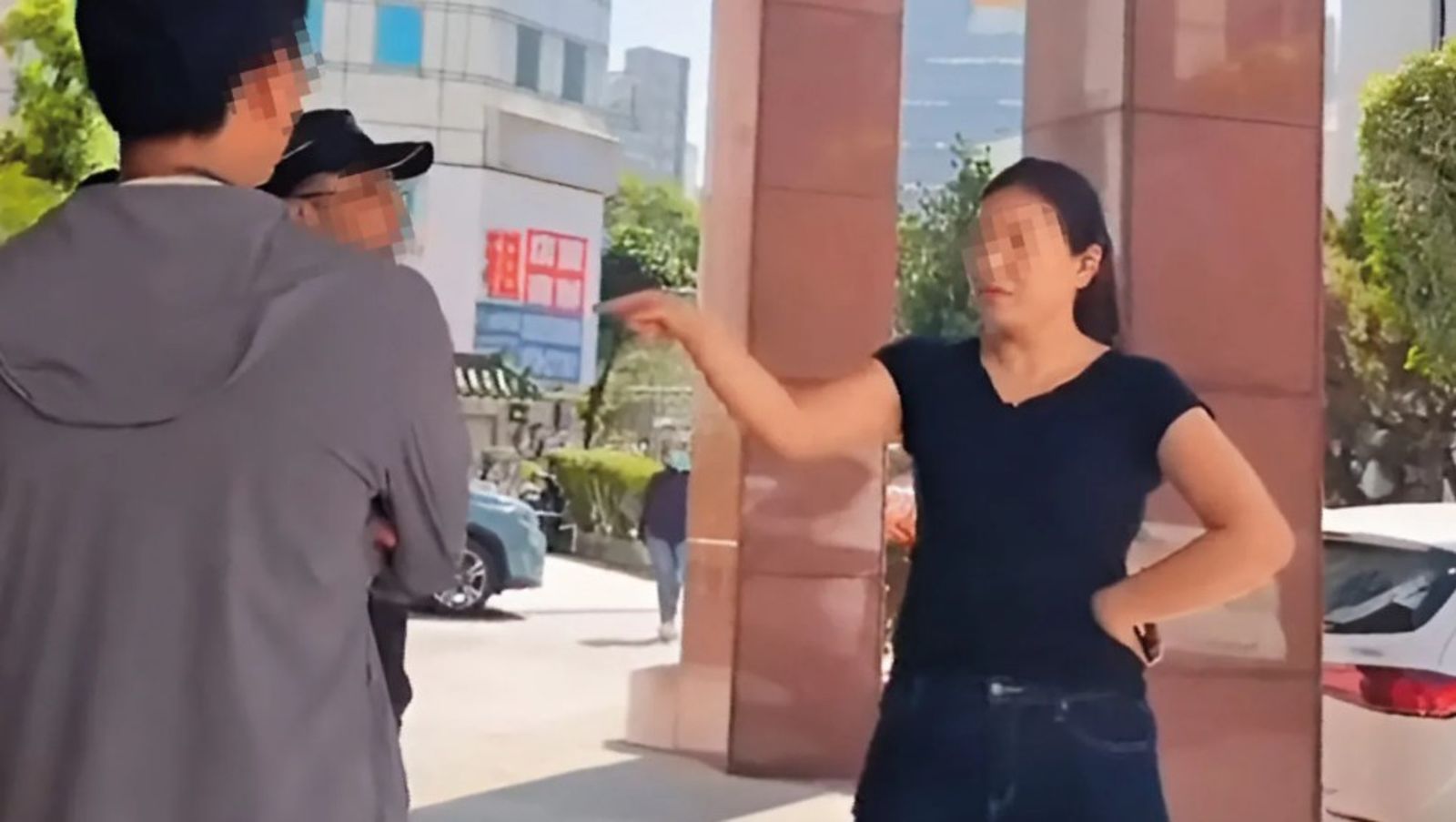 井雲蓉(右)曾到法院抗議網紅「鄭方形」,吸引不少網友關注。翻攝畫面