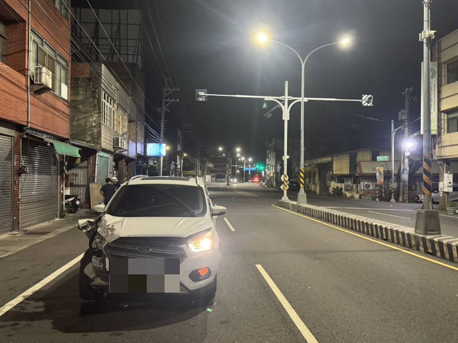 張男失控追撞前車,還往前開了200公尺才停下來,車頭嚴重損毀。圖/民眾提供