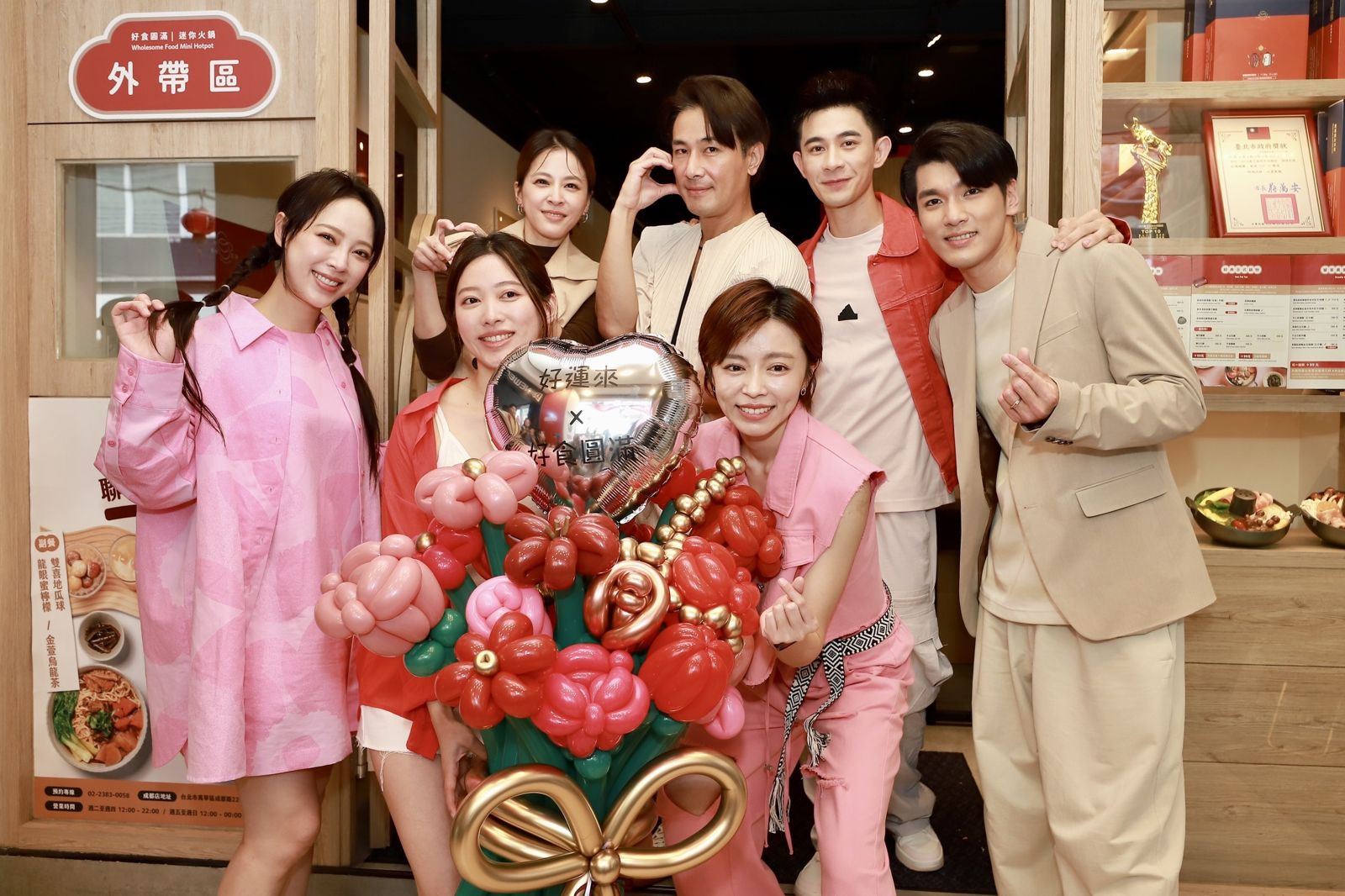 林筳諭（前排左起）、琳賽阿姨、王瞳、吳政澔（後排右起）、曾子益、傅子純與蘇晏霈出席《好運來》記者會。民視提供