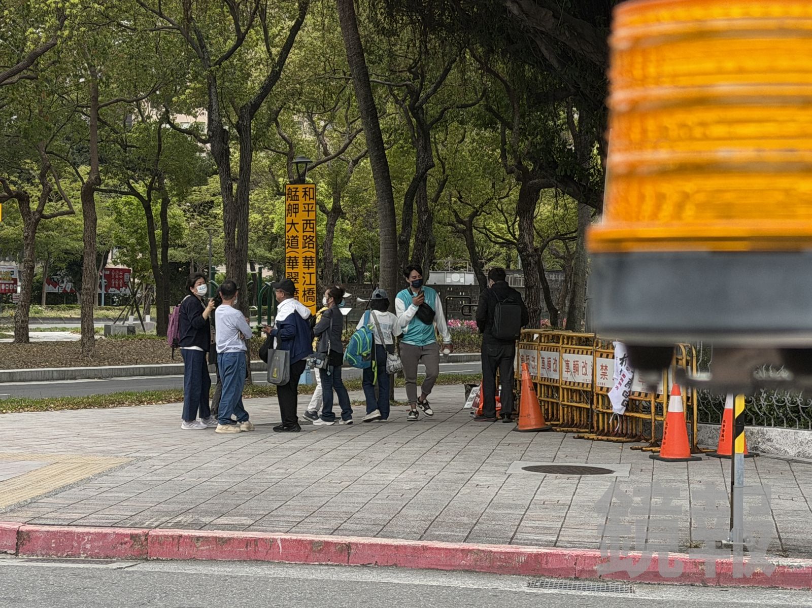 500人聲援柯文哲?法院外陸續集結 逾百警嚴防擦槍走火