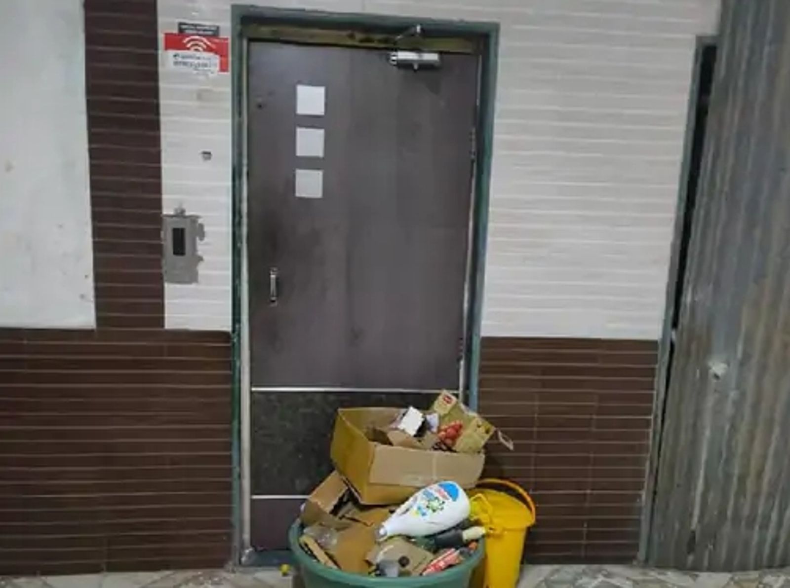 高級公寓飄惡臭…電梯底驚見「77歲男腐屍」！掉下後「反覆碾壓10天」警報沒響