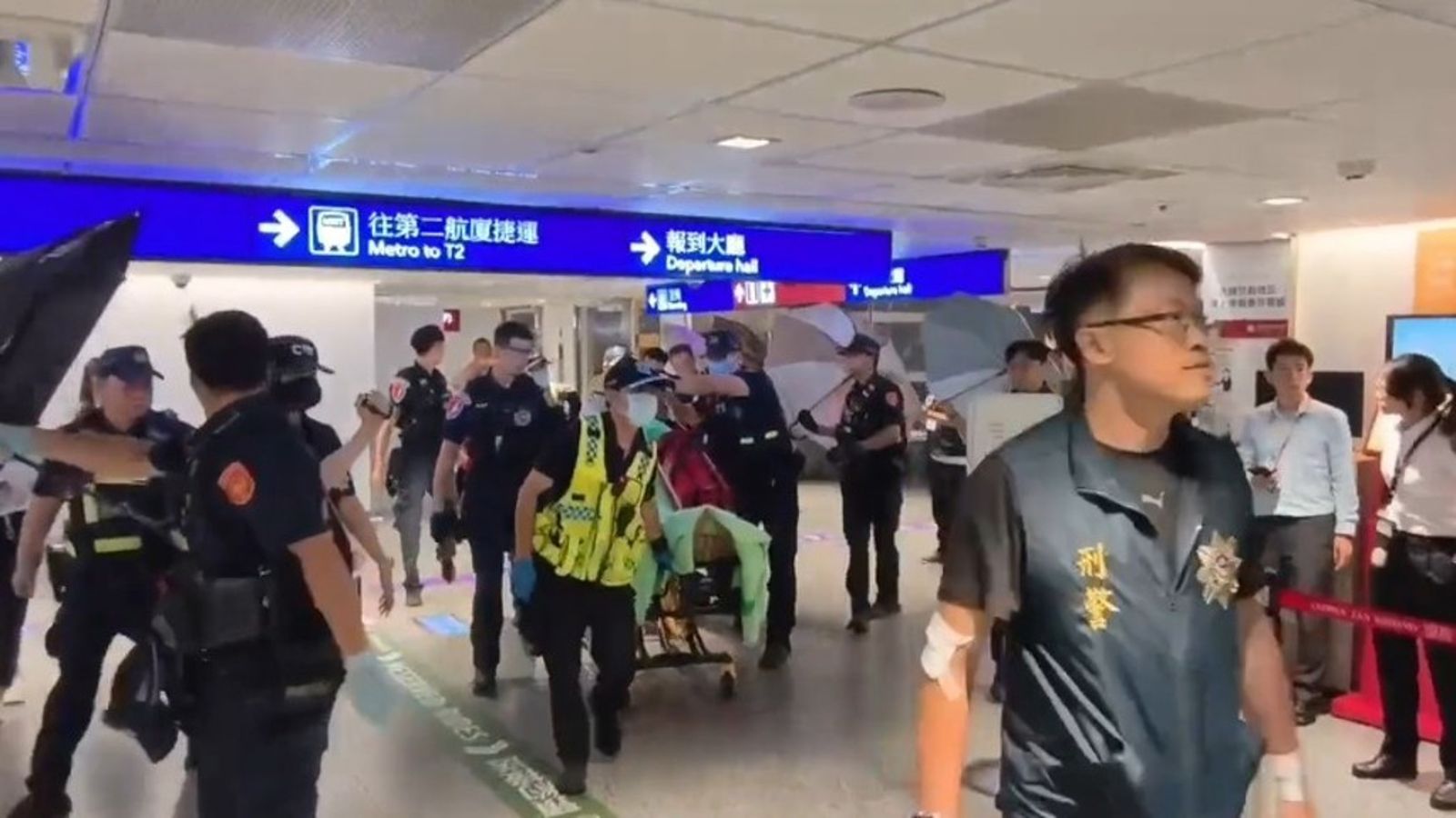 桃機挾持案!30歲男神情恍惚 持水果刀闖國泰辦公室挾持人質 航警破門攻堅制伏