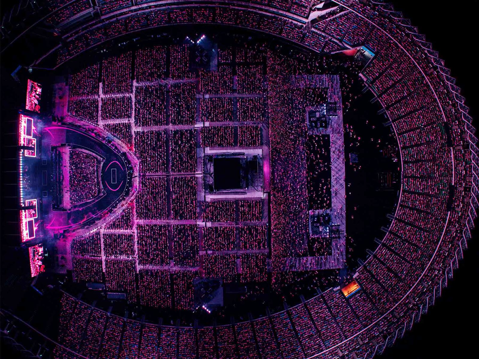 高雄世運主場館的粉紅燈海十分壯觀。Live Nation Taiwan提供