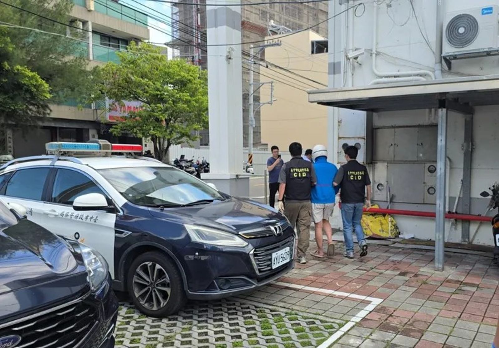 被告吳男出面投案。民眾提供