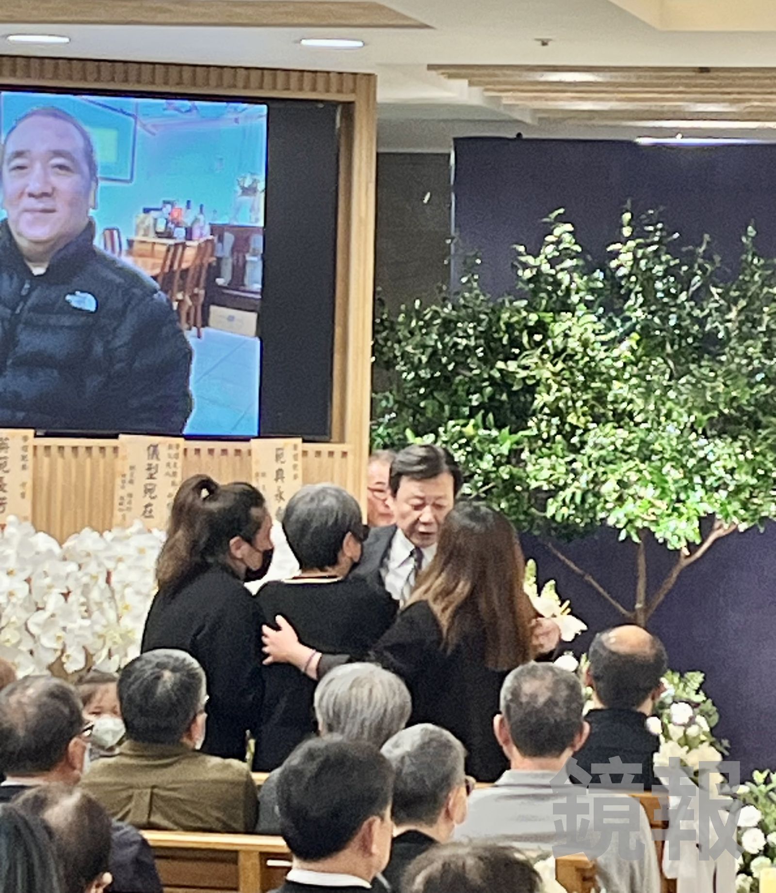 寇世勳安慰趙學煌家人。杜沛學攝