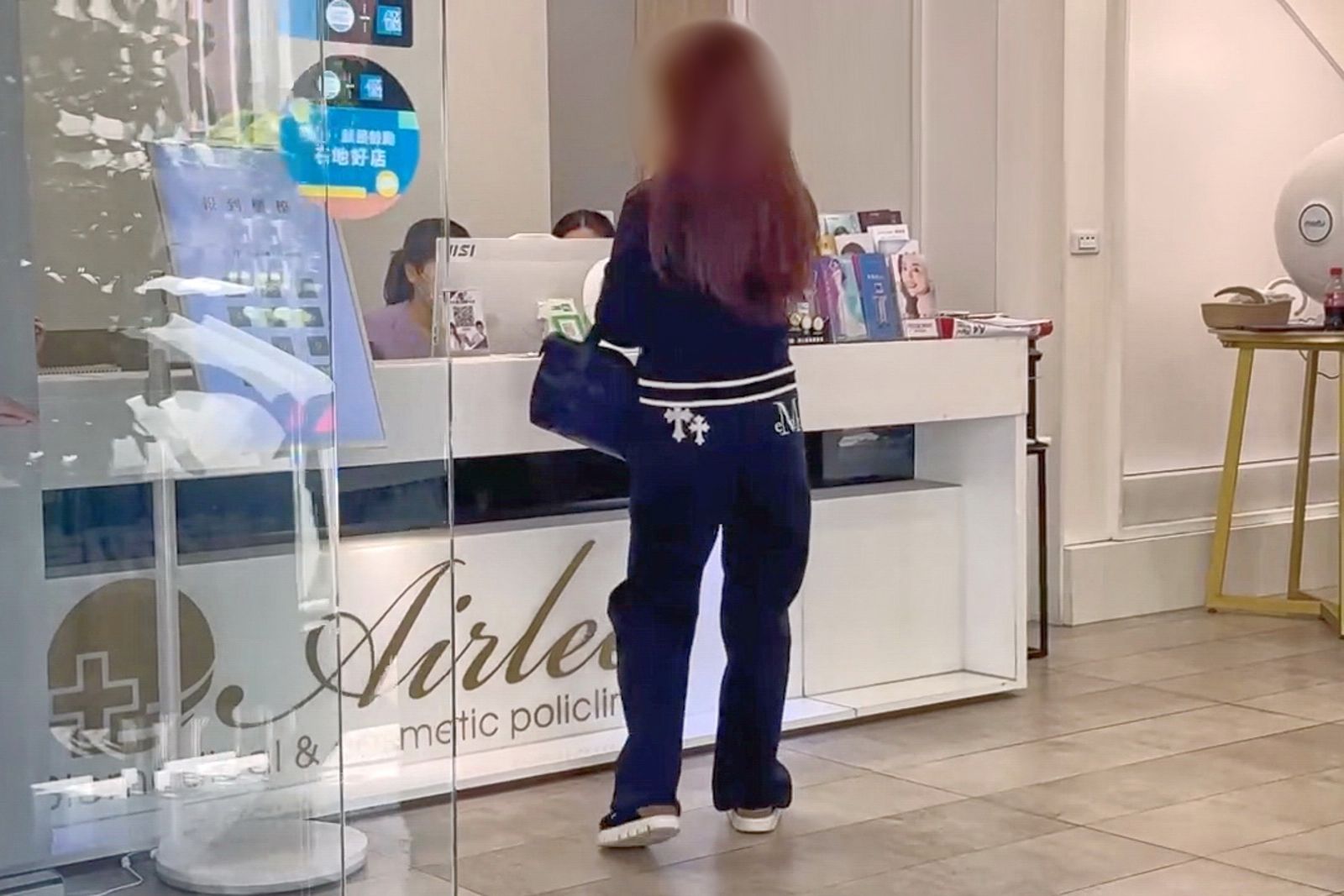 許多消費者前往愛爾麗台中文心店要求退費。圖／民眾提供