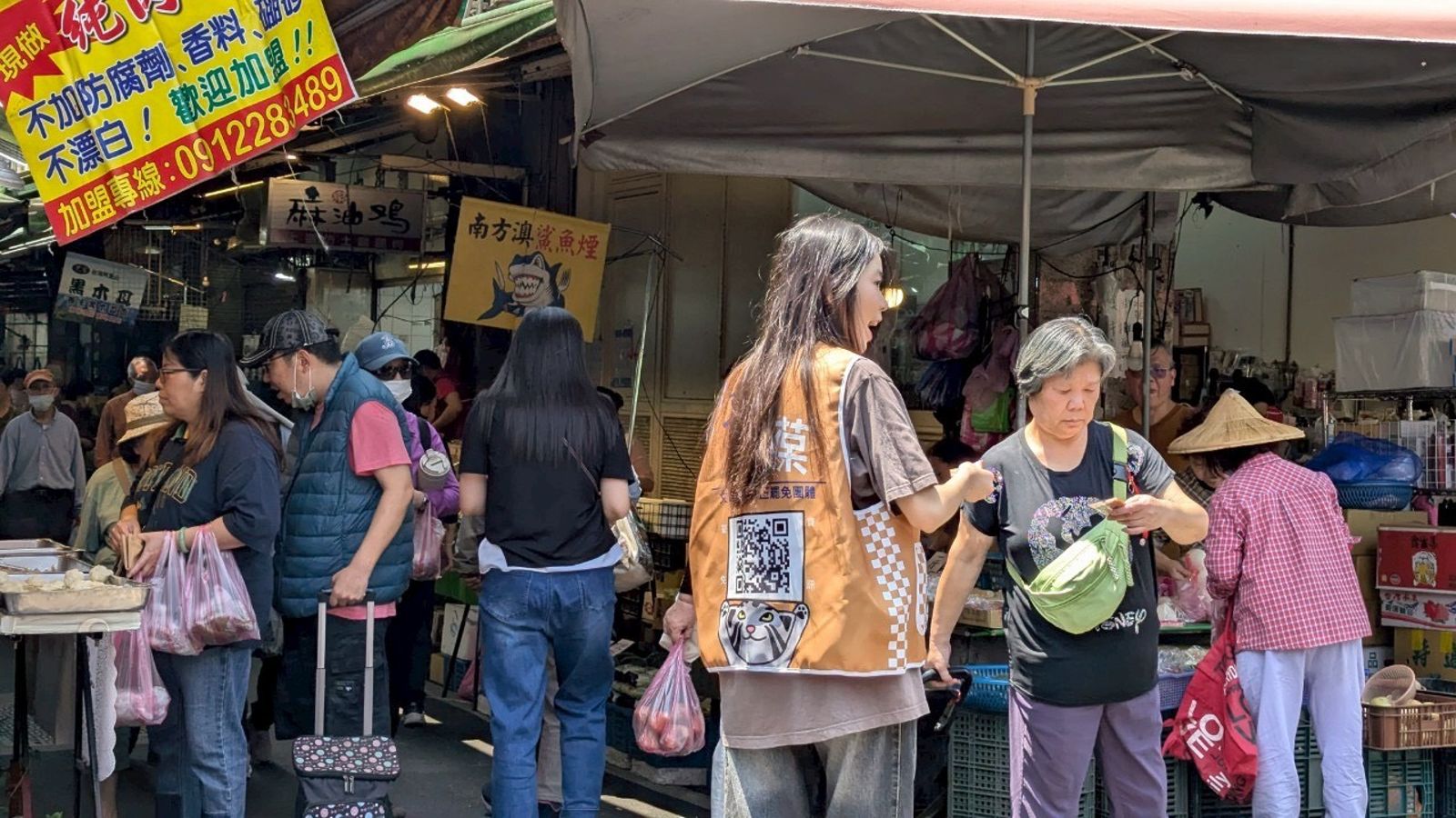 Lulu發現罷免攤位有許多女性志工，很多媽媽都是為了下一代站出來。（圖／Lulu提供）