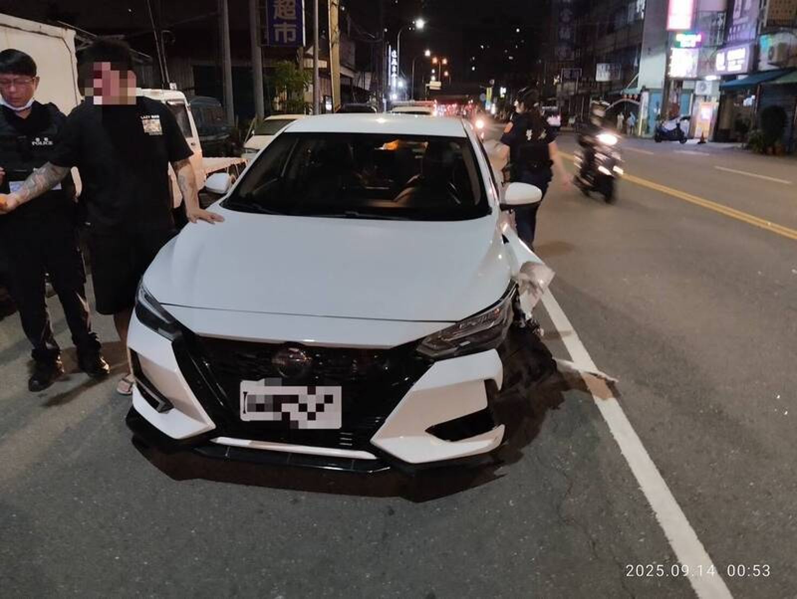 逆向自撞路燈！鳳山男轎車失控　警一查驚見哈密瓜錠與喪屍煙彈