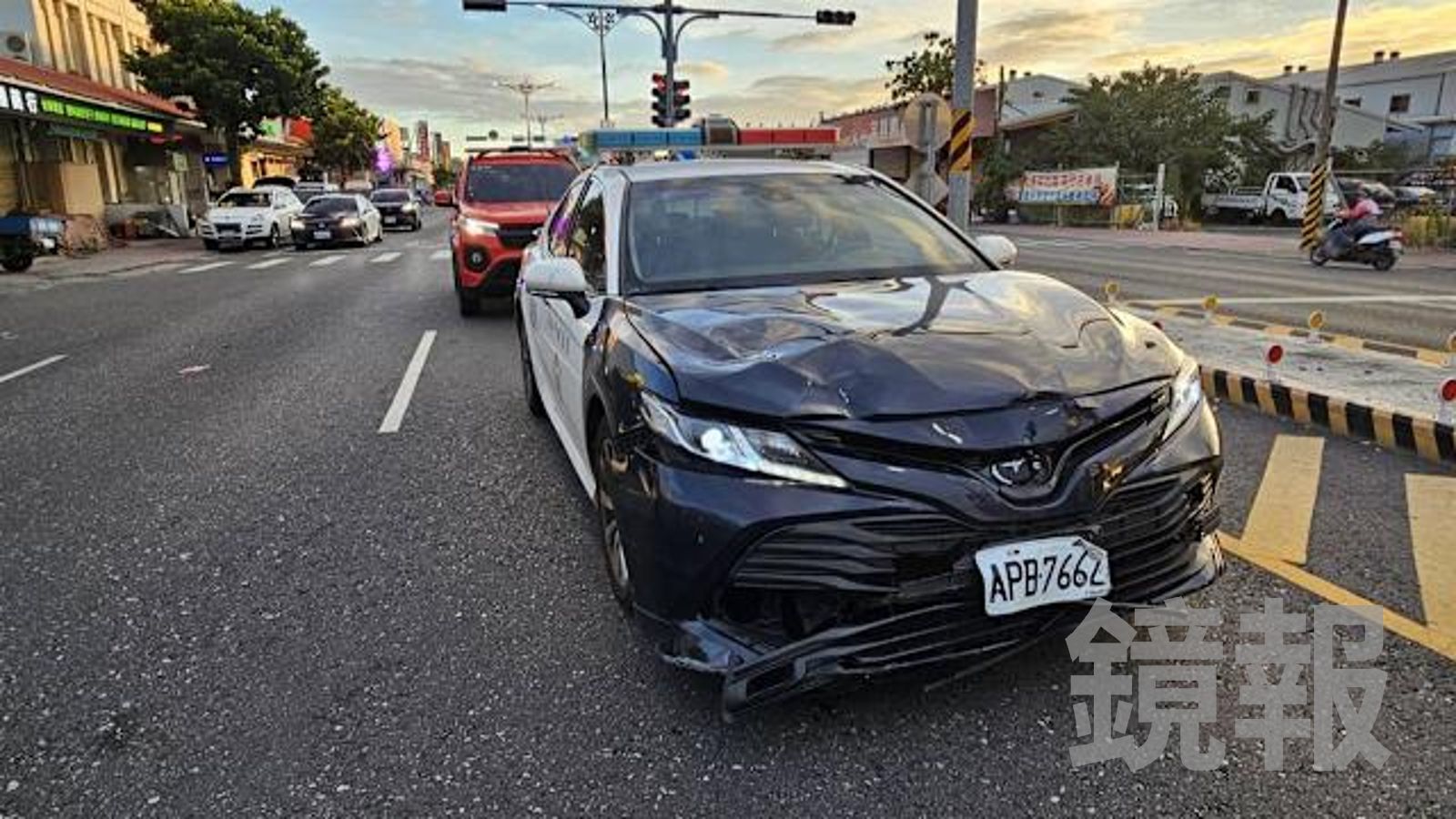 花蓮警車直行撞機車　77歲婦人噴飛卡車底命危搶救