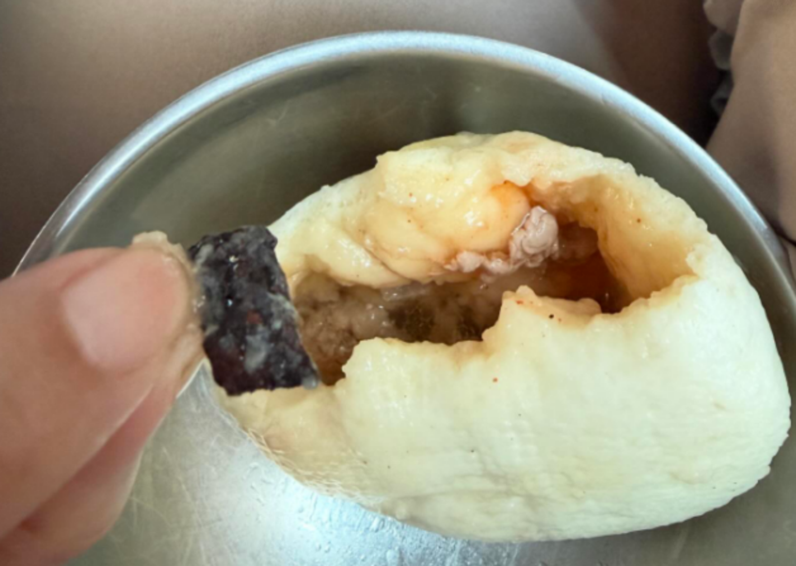 台中人氣湯包藏「黑色生鏽鐵片」！險害男童吞下肚...食安處回應了