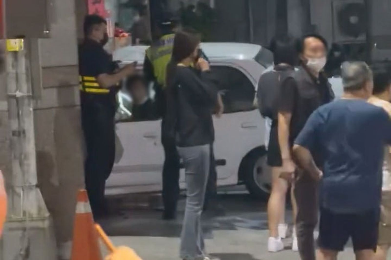 白色國產轎車失控衝入騎樓，男駕駛腿部骨折，受困待援。畫面翻攝threads mikey.1108