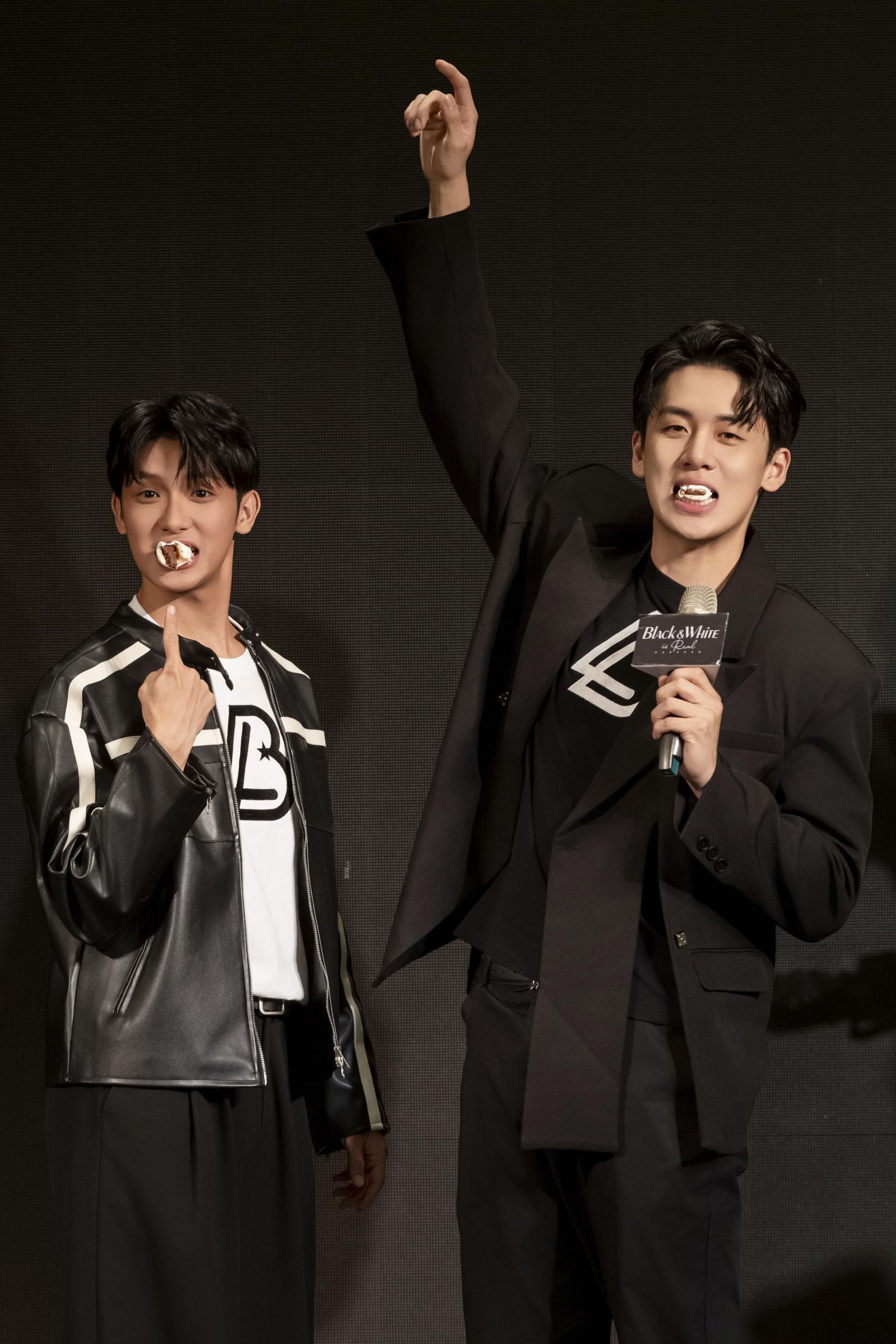 葛兆恩(右)與紀成澔(左)甜蜜上演棉花糖餵食秀。結果娛樂提供