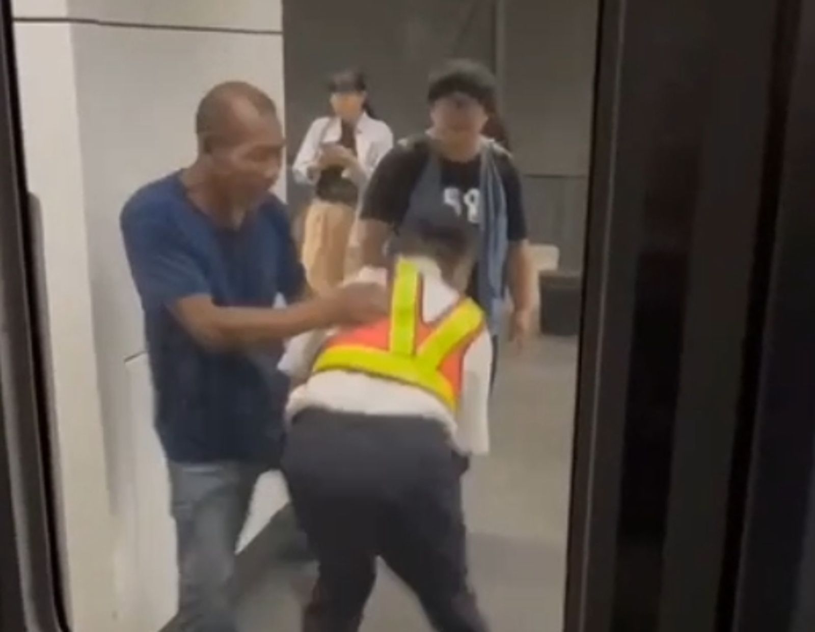 鐵路暴力再現!松山站醉男發酒瘋狂毆站務員 狠嗆「不搭可以了吧」接著開揍!