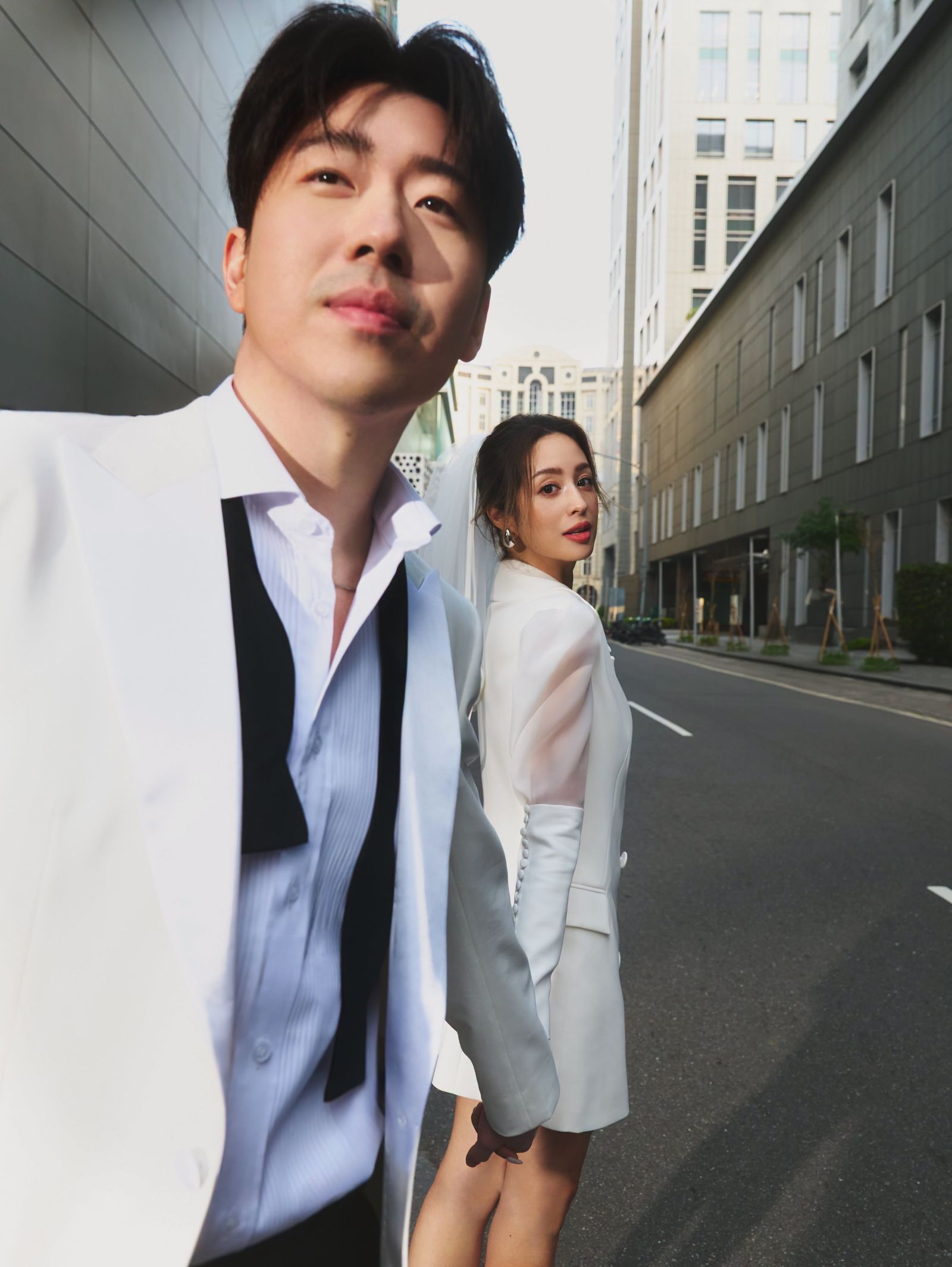 莫允雯(右)與Nelson在台北街頭拍婚紗。圖/翻攝自Christina Mok 莫允雯臉書