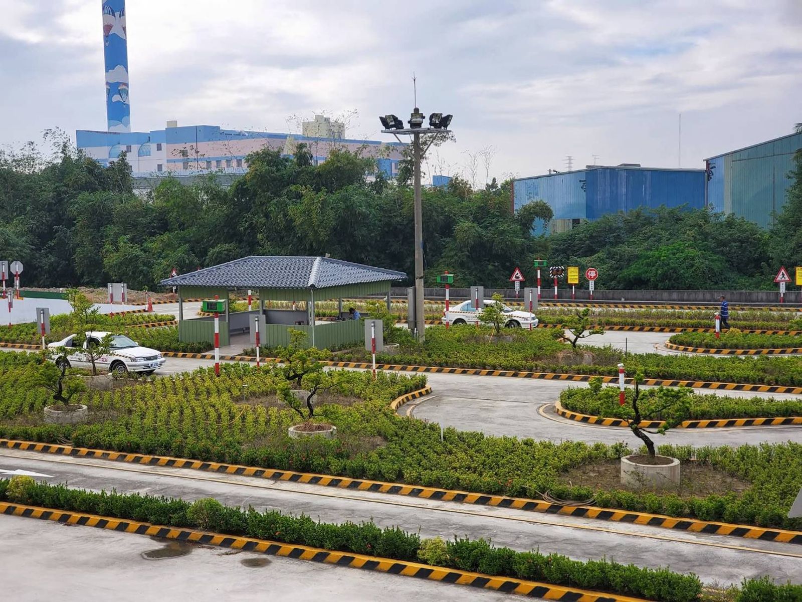 大客車駕訓班插隊爆口角！男學員兩度護航插隊女生「你先開」遭抗議竟飆五字經　這下慘了