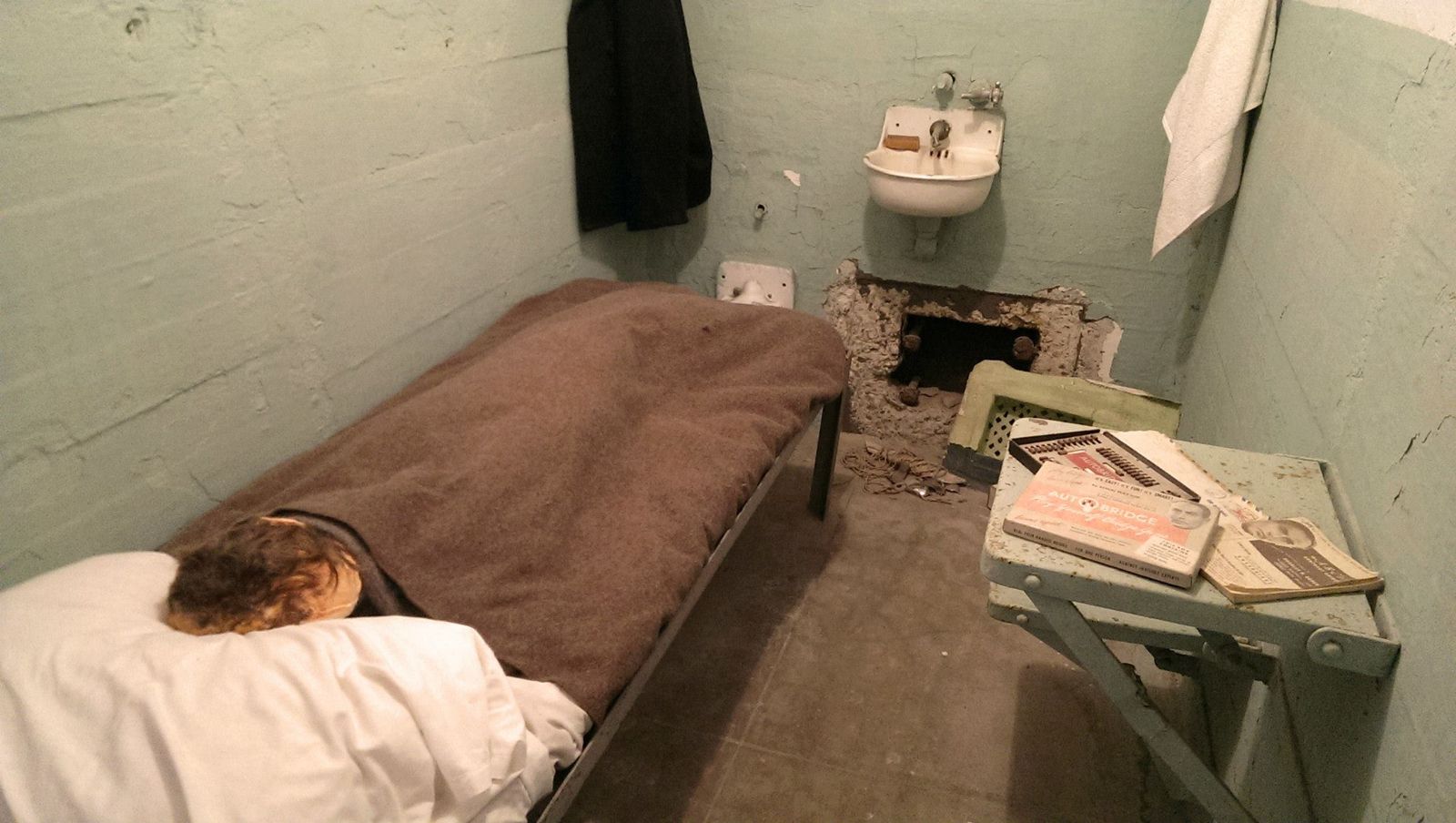 一九六二年六月，Frank Morris與三名囚犯花了一年的時間，以湯匙在各自牢房牆上挖出一個洞，並用肥皂、衛生紙和頭髮製作了假頭矇騙巡房的守衛，可惜其中一人沒能爬出洞。圖／讀者提供