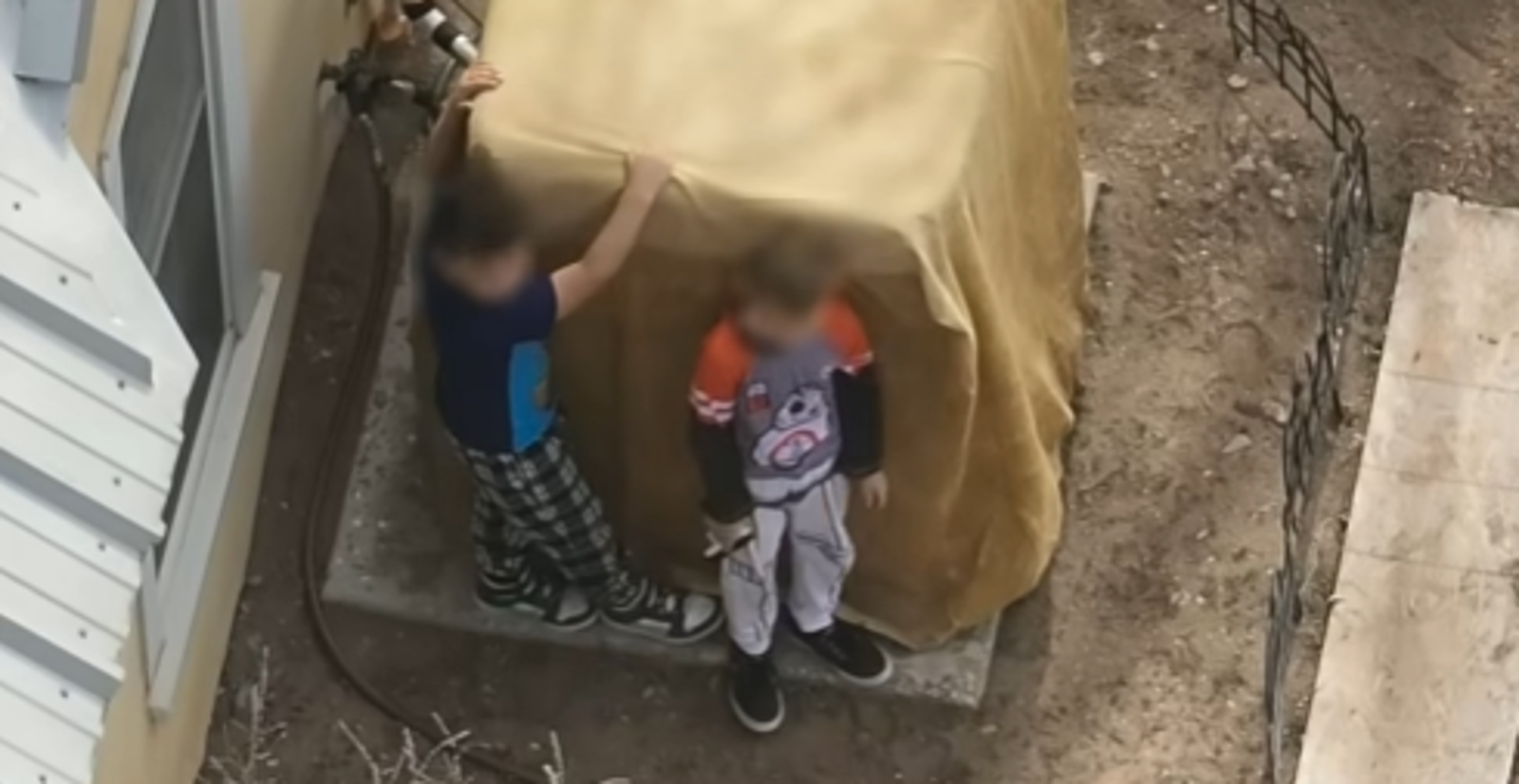 警方透過無人空拍機協助與孩童溝通。圖／Bernalillo County Sheriff's Office臉書