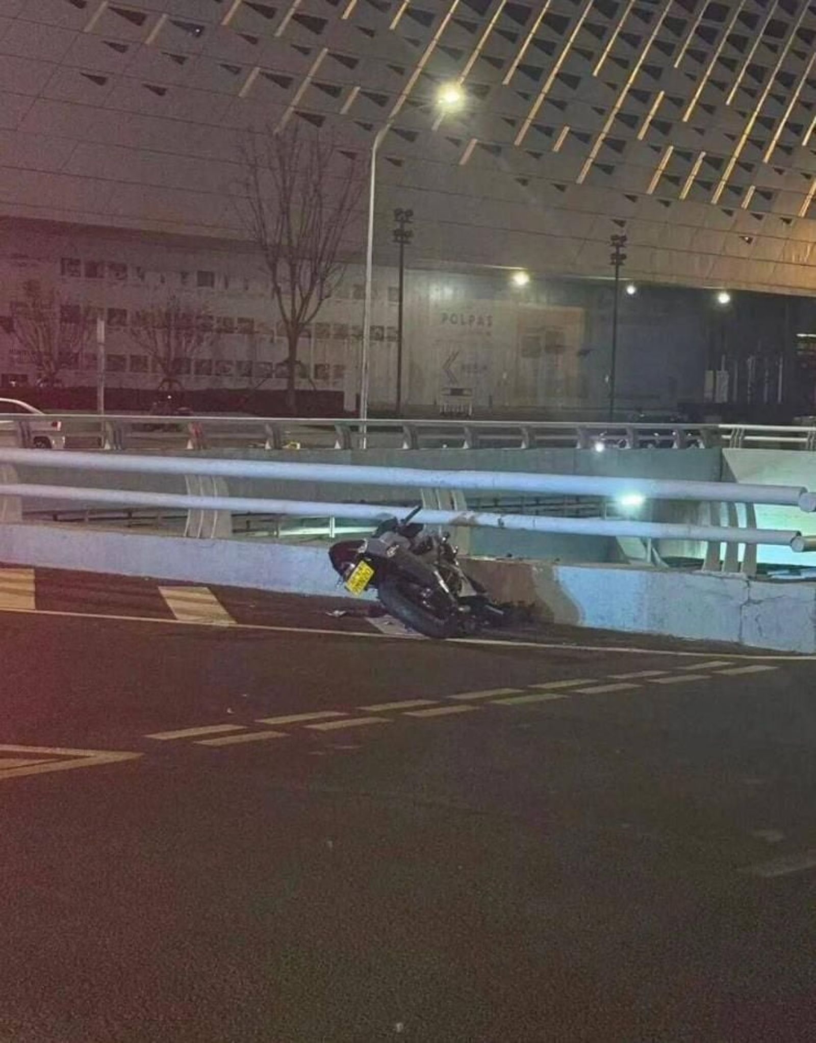 重機殘骸留在路邊。圖／翻自discuss.com.hk