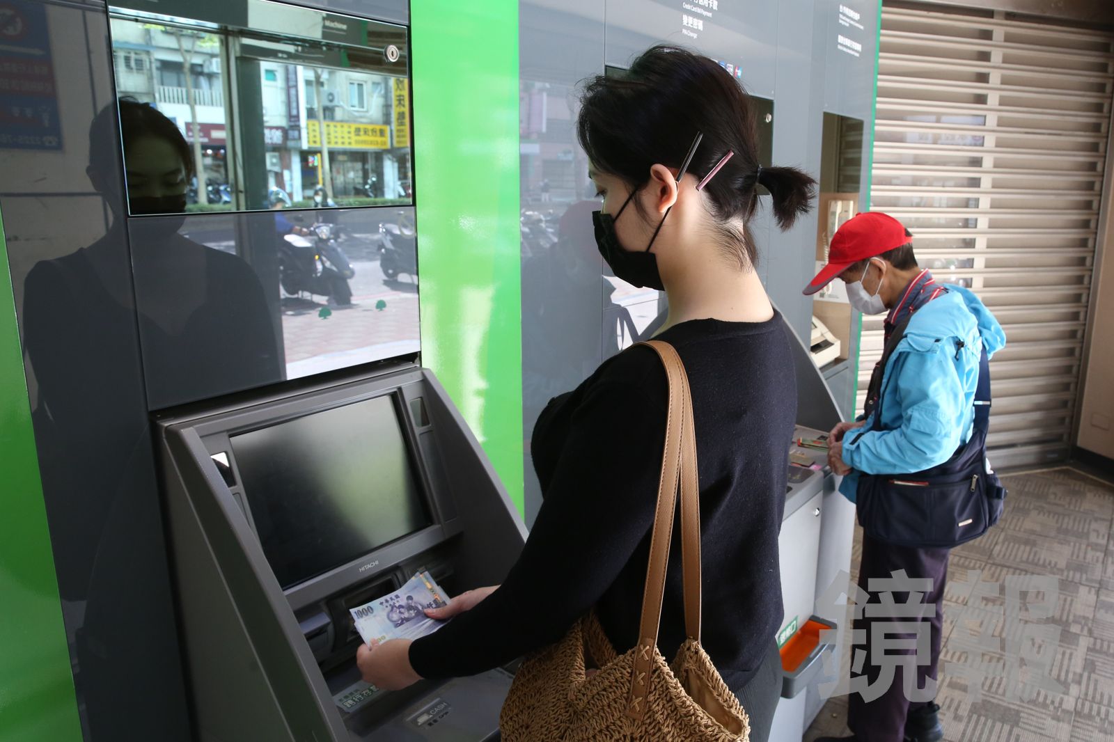 防詐騙車手!5銀行導入AI臉部遮蔽示警功能 領錢「沒露臉」ATM會叫