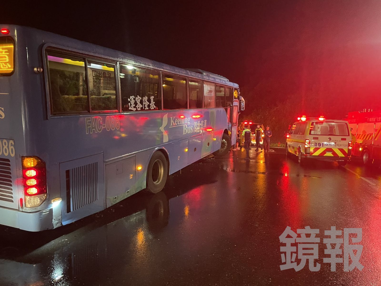 基隆客運自撞安全島,車上7名乘客受傷送醫,所幸無生命危險。翻攝畫面