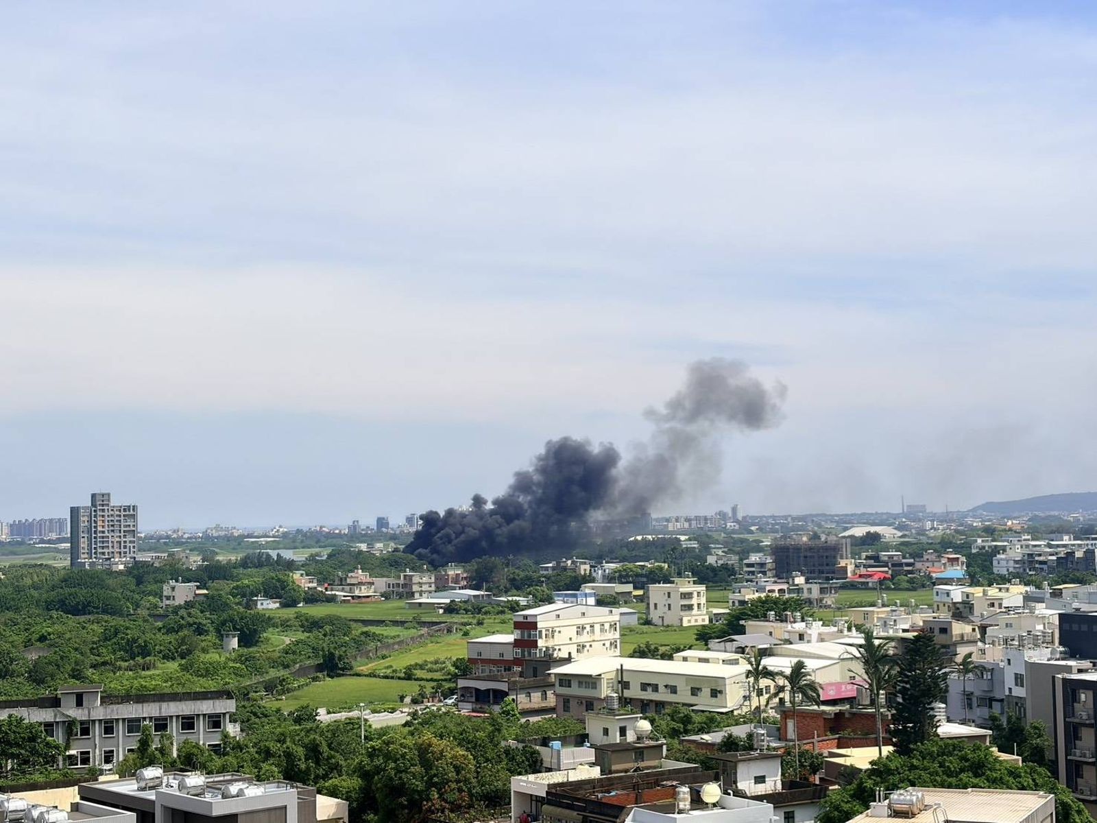 快訊/新竹空軍基地驚傳巨響!黑煙狂竄天際 疑油槽異常原因待查