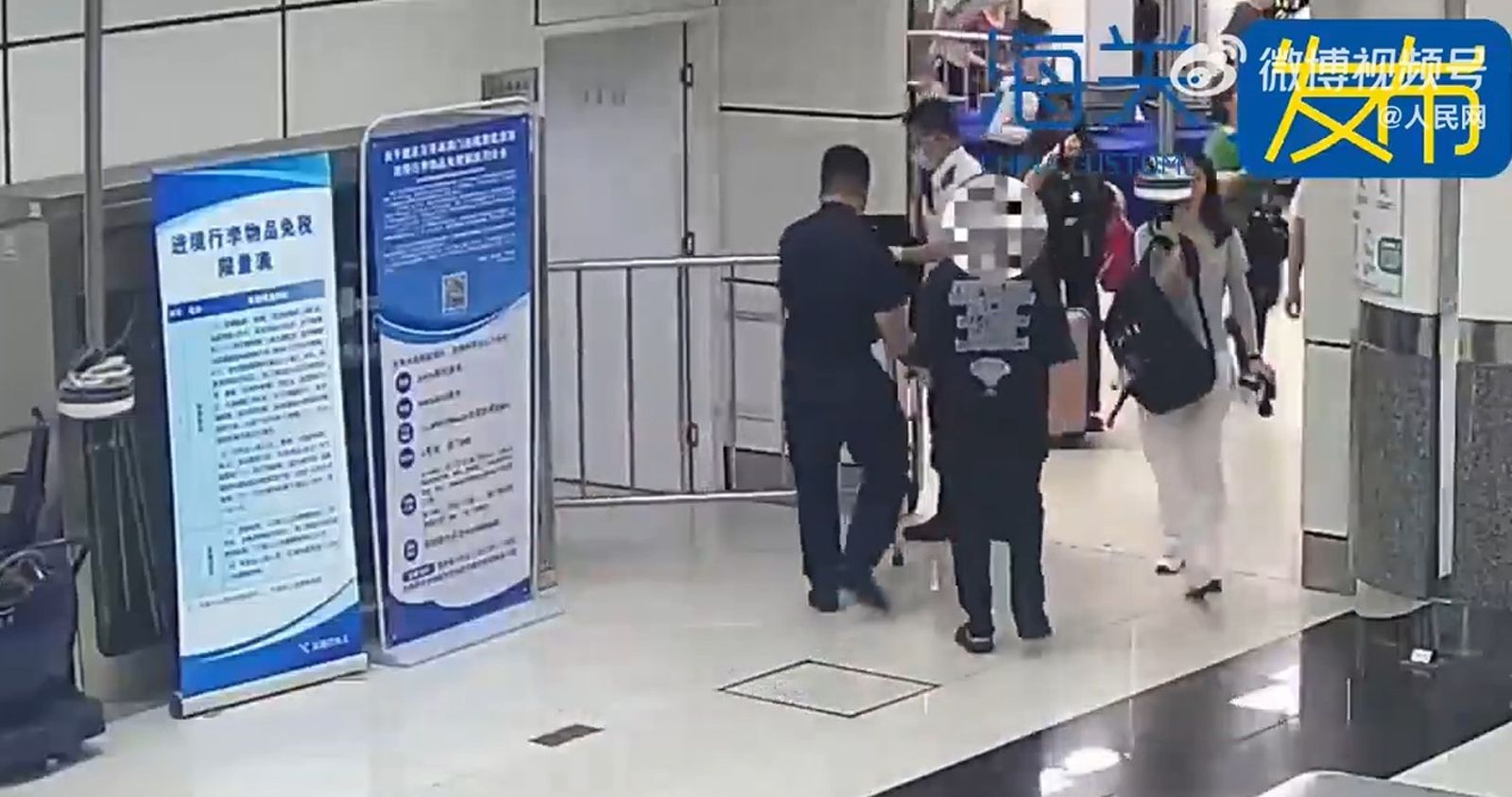 男子被請到小房間做進一步檢查。圖／翻攝自微博／人民網