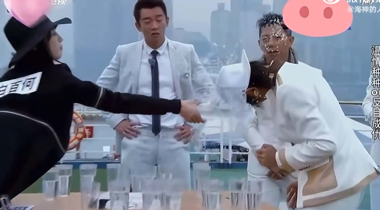 白百何（左）拿水潑向前夫陳羽凡的表情也是充滿狠勁。翻攝微博