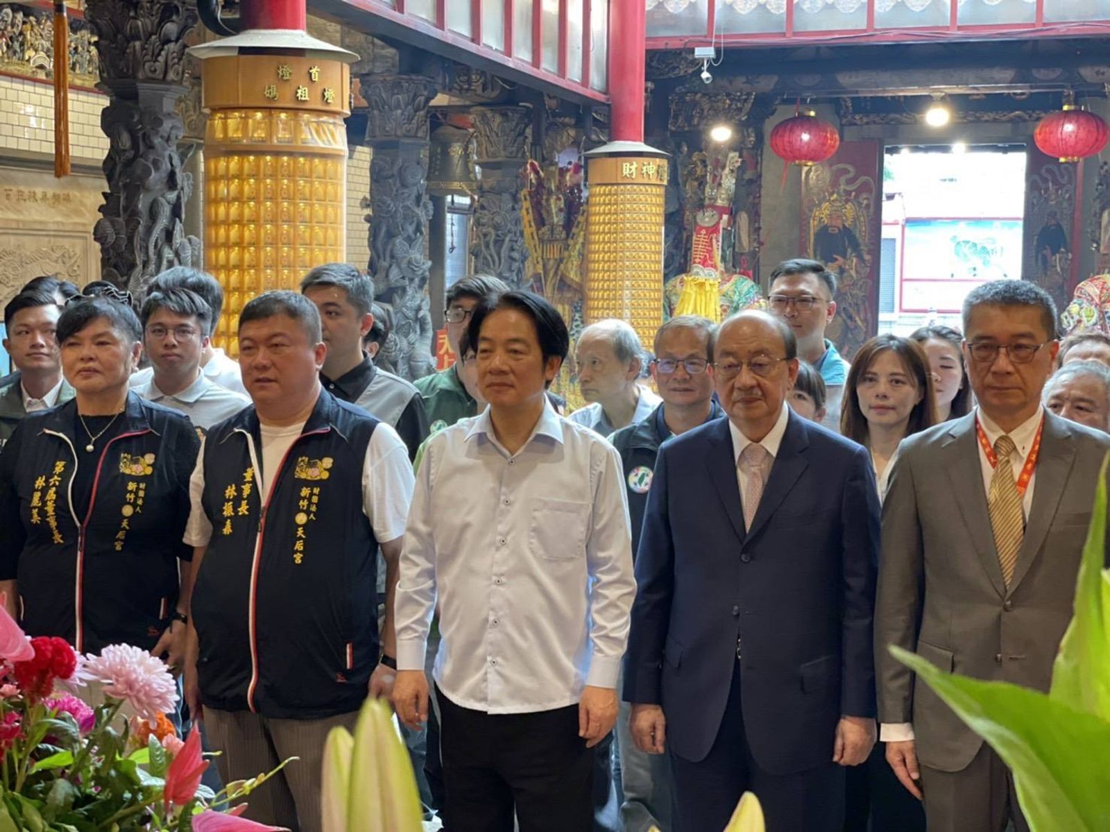賴清德今天上午偕同黨公職前往新竹內天后宮參拜,一旁站的是柯建銘及徐國勇。(圖/讀者提供)