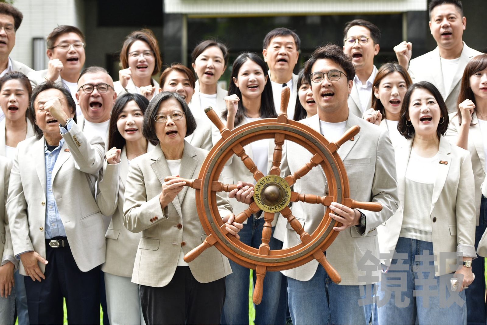 蔡英文送船舵勉勵沈伯洋 喊話市民「成為洋流推進台北這艘船」