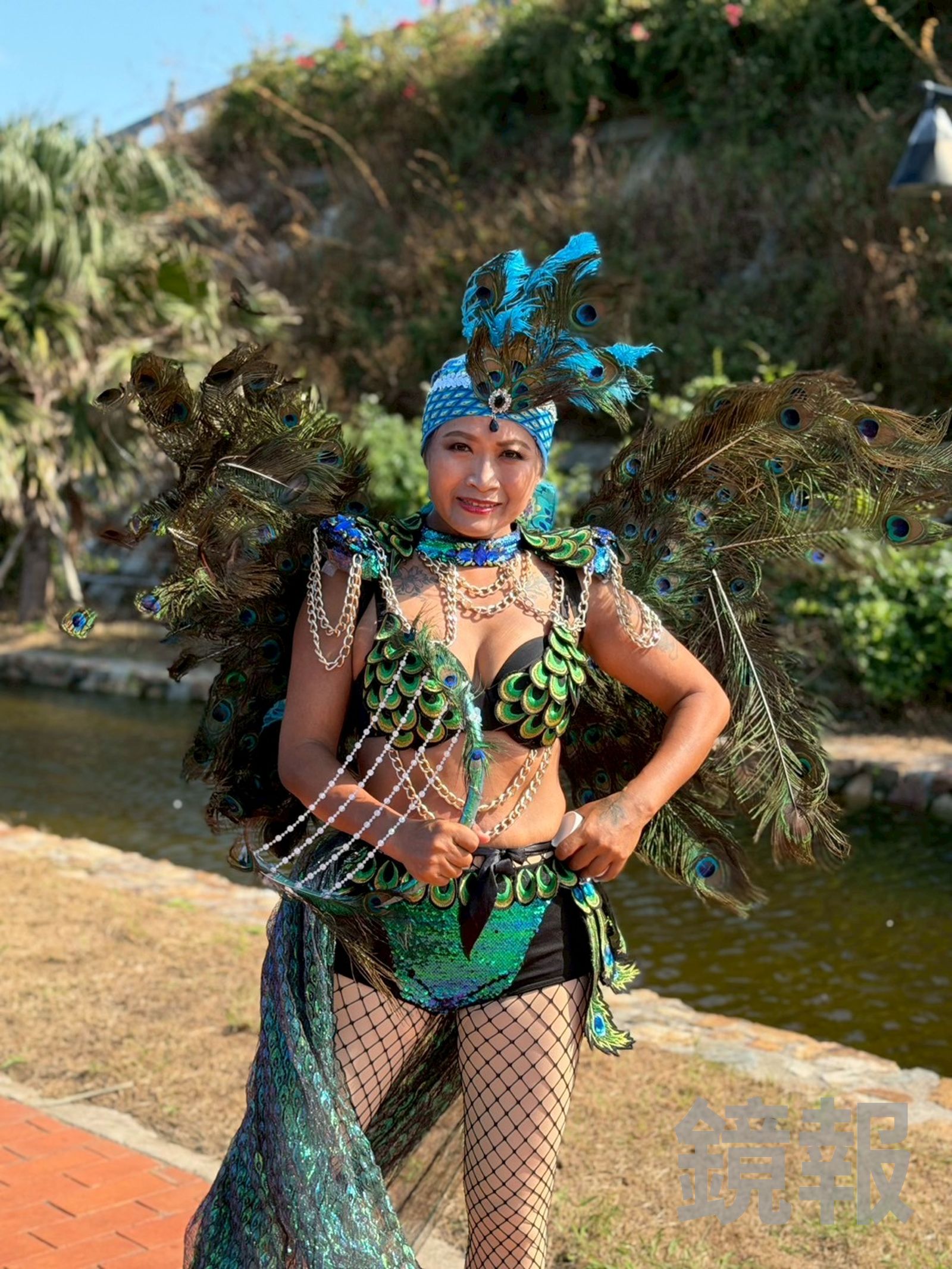 變身孔雀的跑者是最常被攔截拍照的選手。