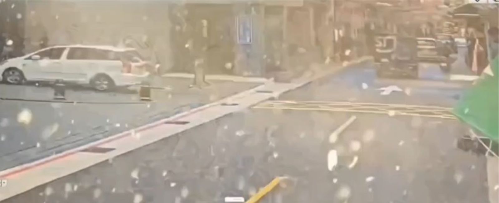 「天降磁磚雨」畫面曝!華陰街大樓砸傷路人血流滿面 北市府重罰30萬