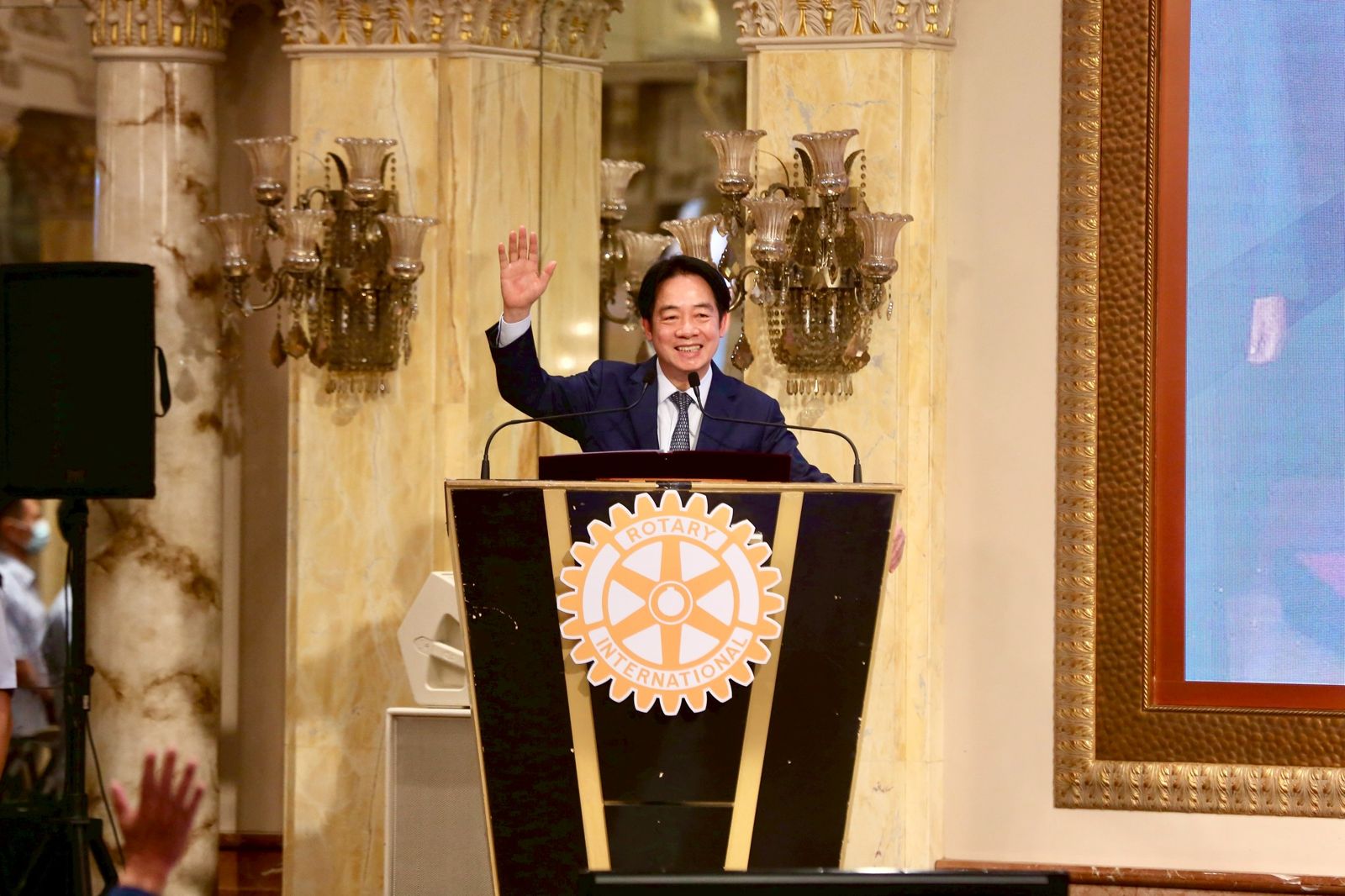 醫師出身的賴清德總統在團結國家十講中說：透過選舉罷免，打掉雜質，守住民主鋼鐵意志，引發藍白政黨的反擊。董孟航攝