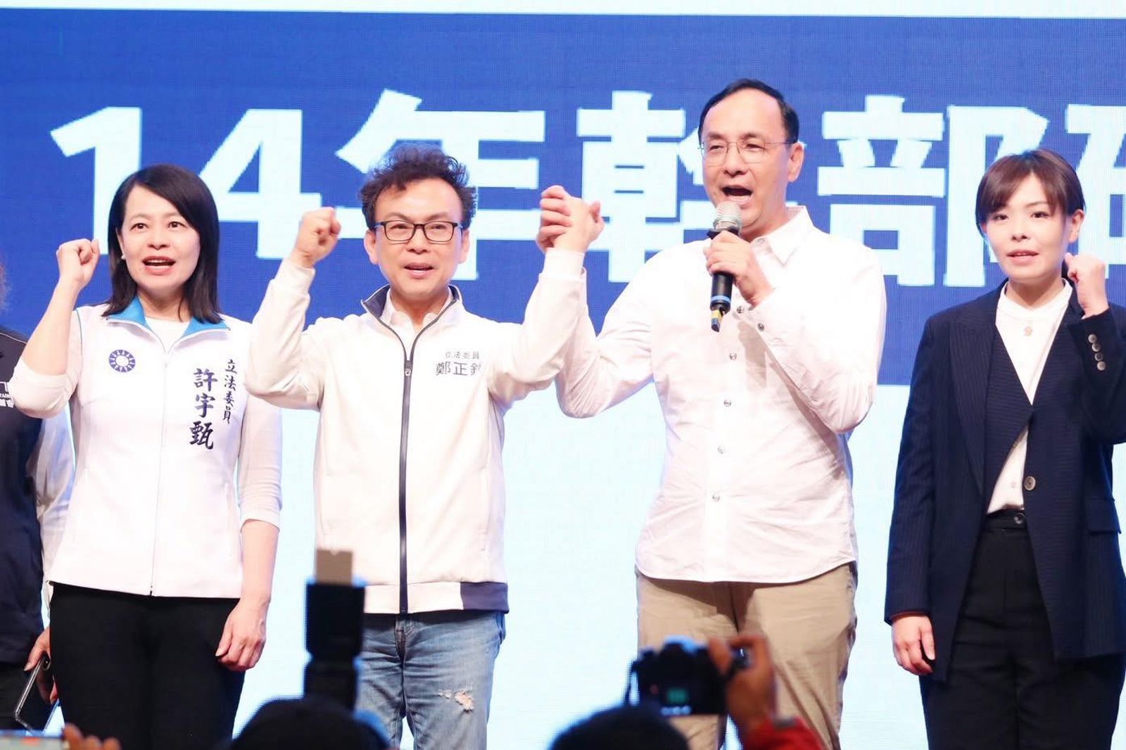 國民黨主席朱立倫（右2）5月26日替面臨罷免的新竹市長高虹安（右1）和新竹市立委鄭正鈐（左2）站台，讓新竹市成為「抗罷藍白合」的最佳示範區。（圖／翻攝鄭正鈐臉書)