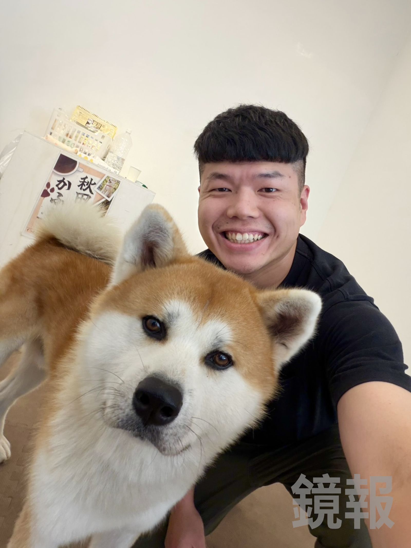 讓店狗看鏡頭合照的小技巧,就是把零食放在鏡頭上方。