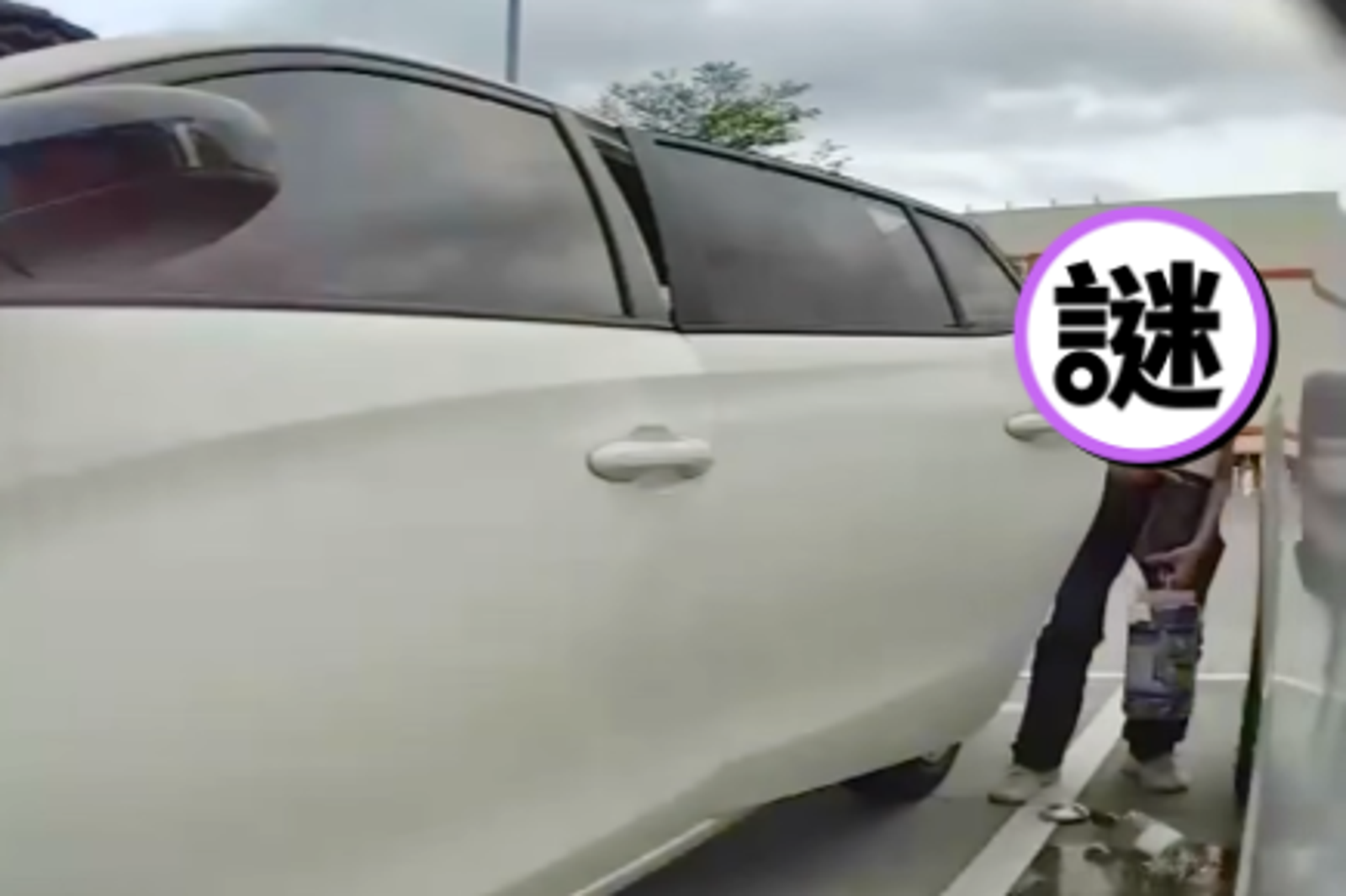 女子將打破的酒瓶踢至一旁車底。圖/翻攝自爆料公社公開版