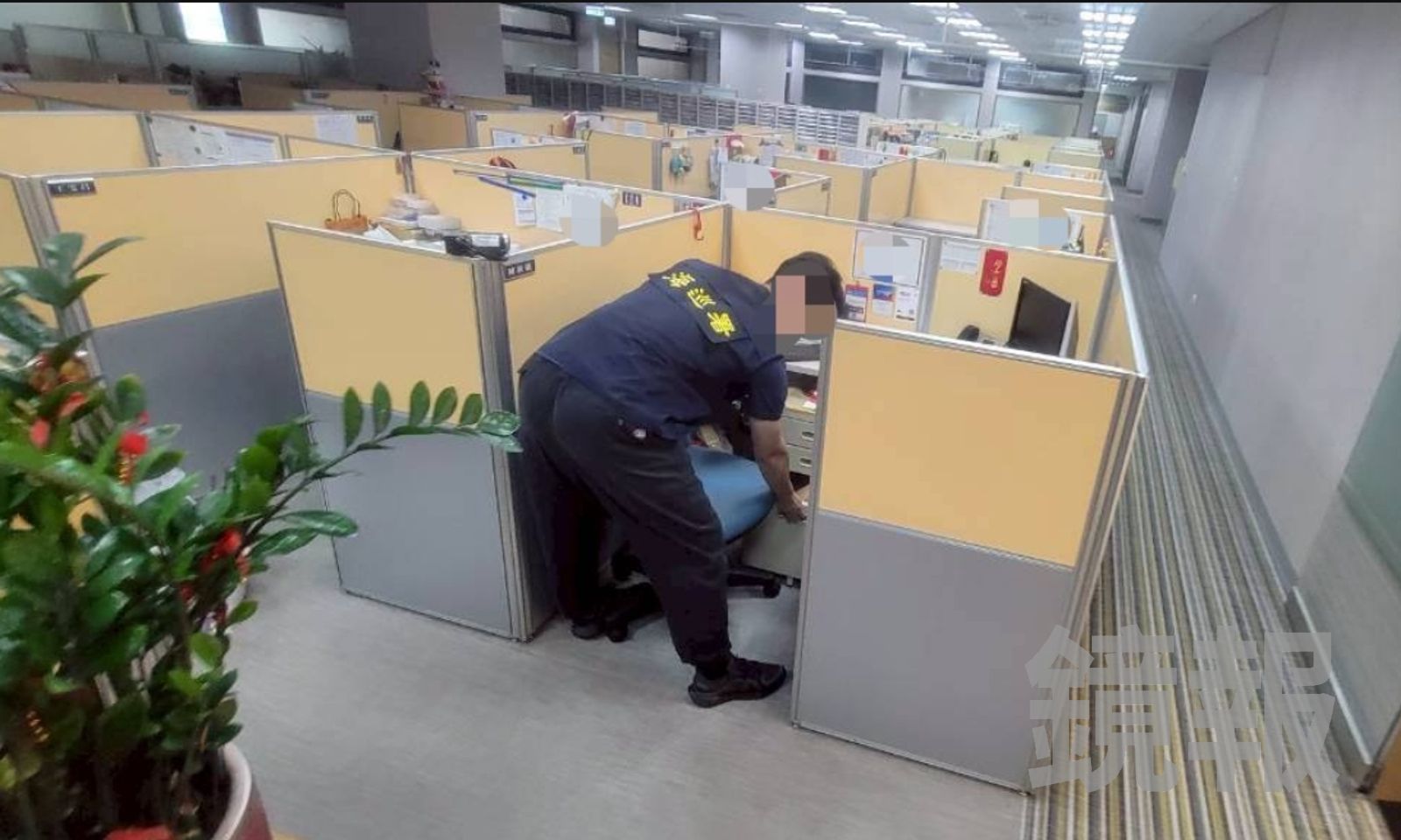基隆地檢署29日搜索包括上櫃公司青雲科技等3家公司，並以被告身分帶回6人到案說明。海巡署基隆查緝隊提供