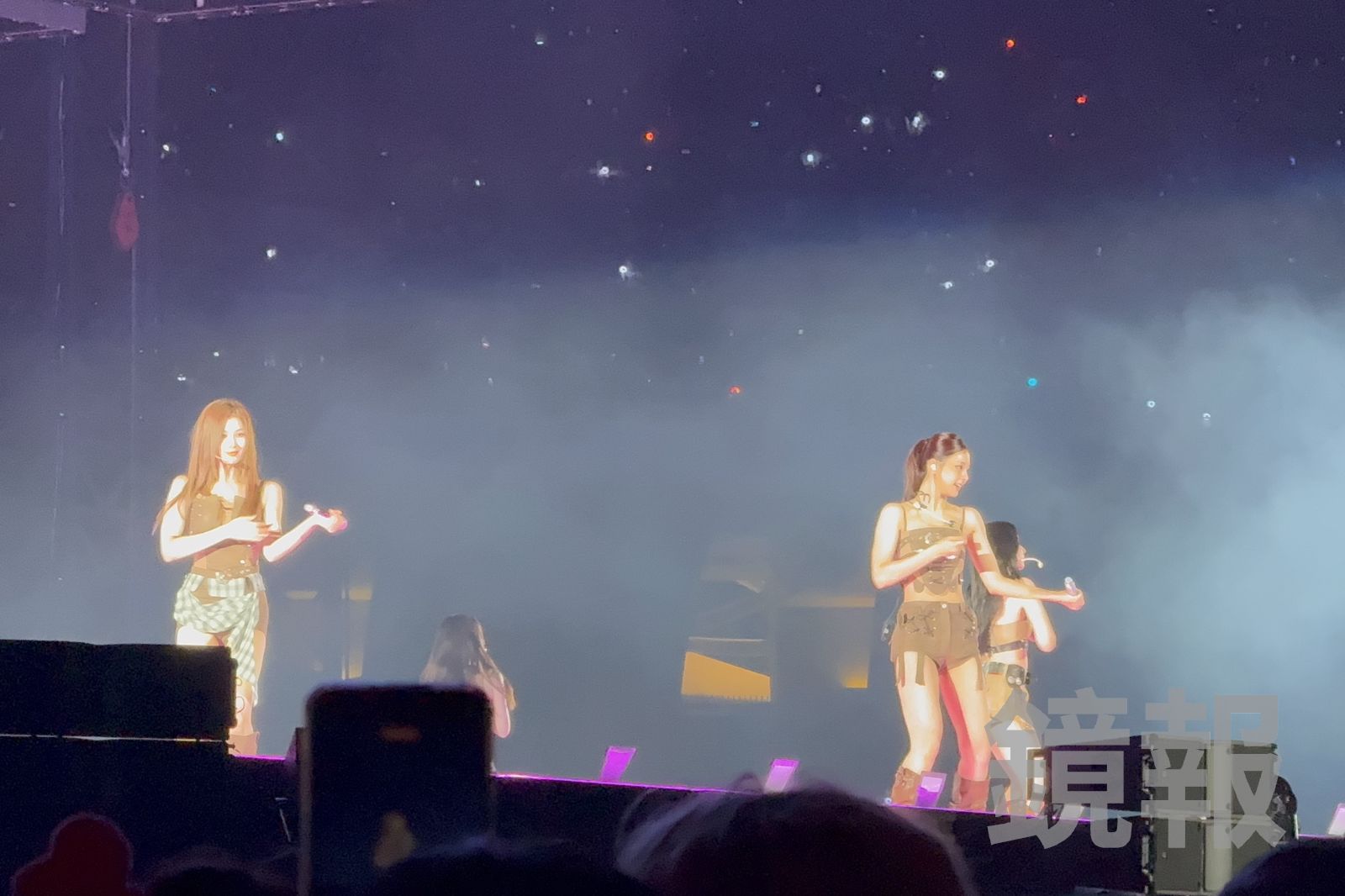 子瑜跟成員們在四面台滿場跑寵粉。讀者提供