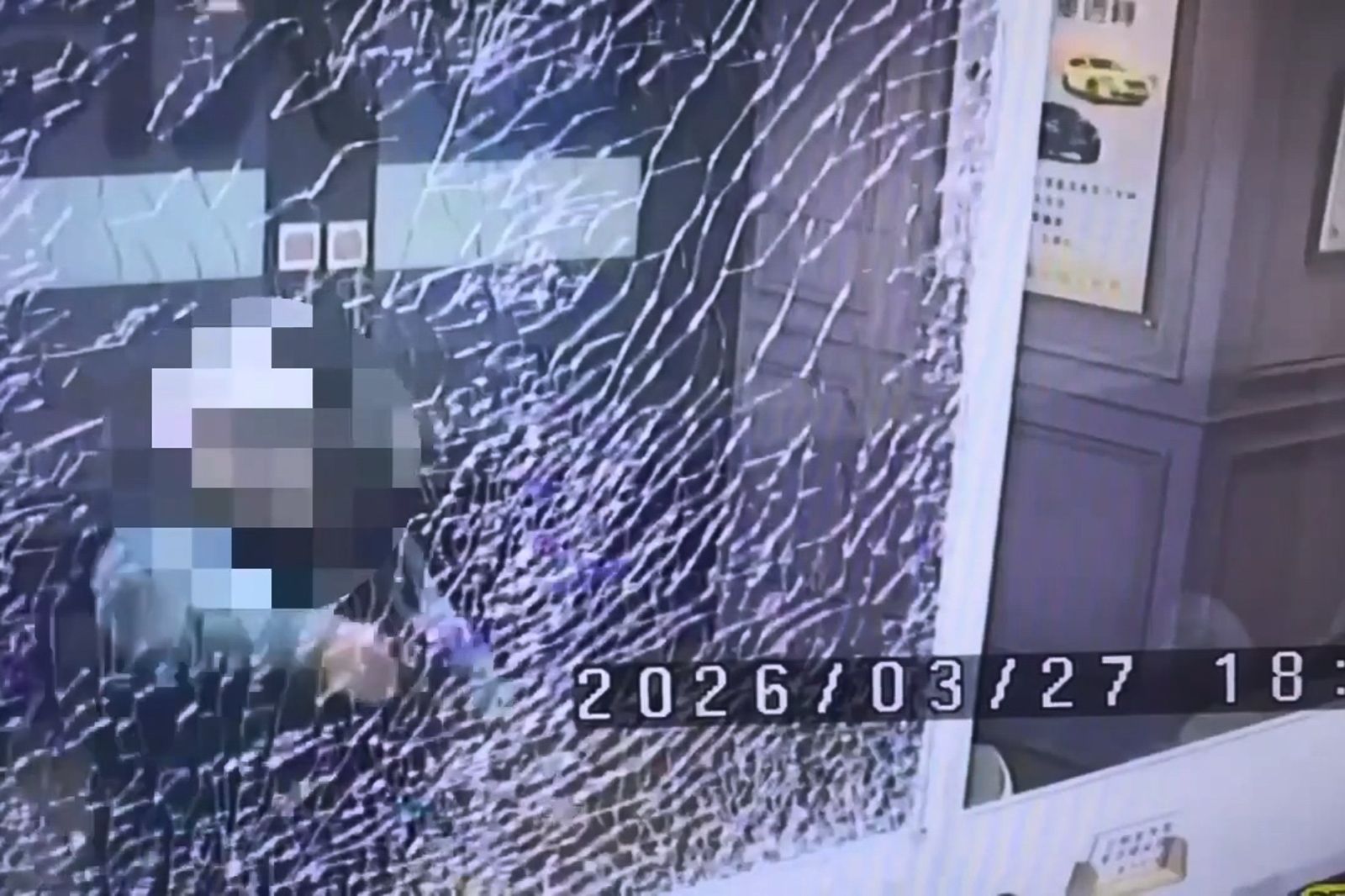 李男闖入當鋪，開槍擊破強化玻璃。民眾提供