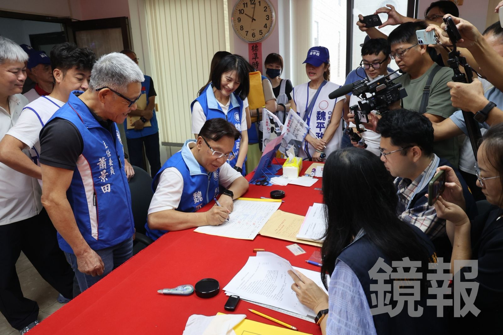 國民黨彰化縣長參選人魏平政(中)在縣黨部主委蕭景田(左)等人的陪同下,3日完成參選登記。魏平政競選團隊提供