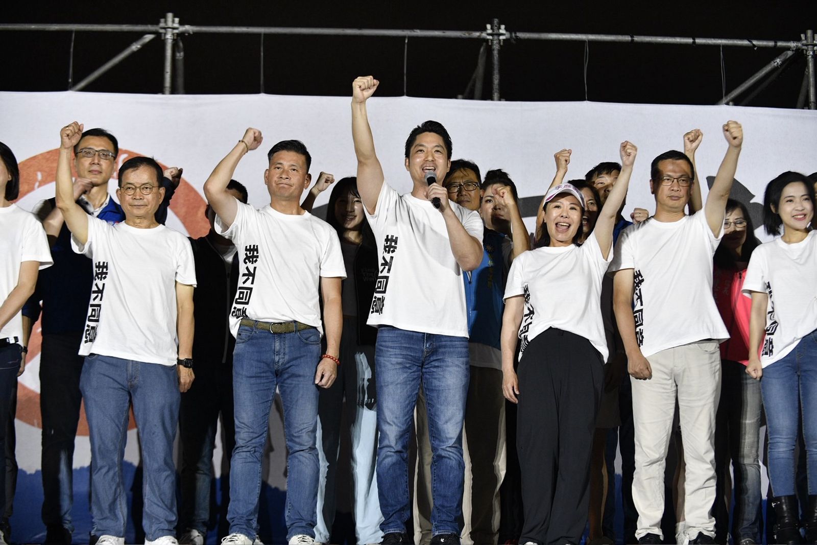 蔣萬安今晚率領台北市5名藍委登上凱道造勢拚反罷。(圖/李智為攝)