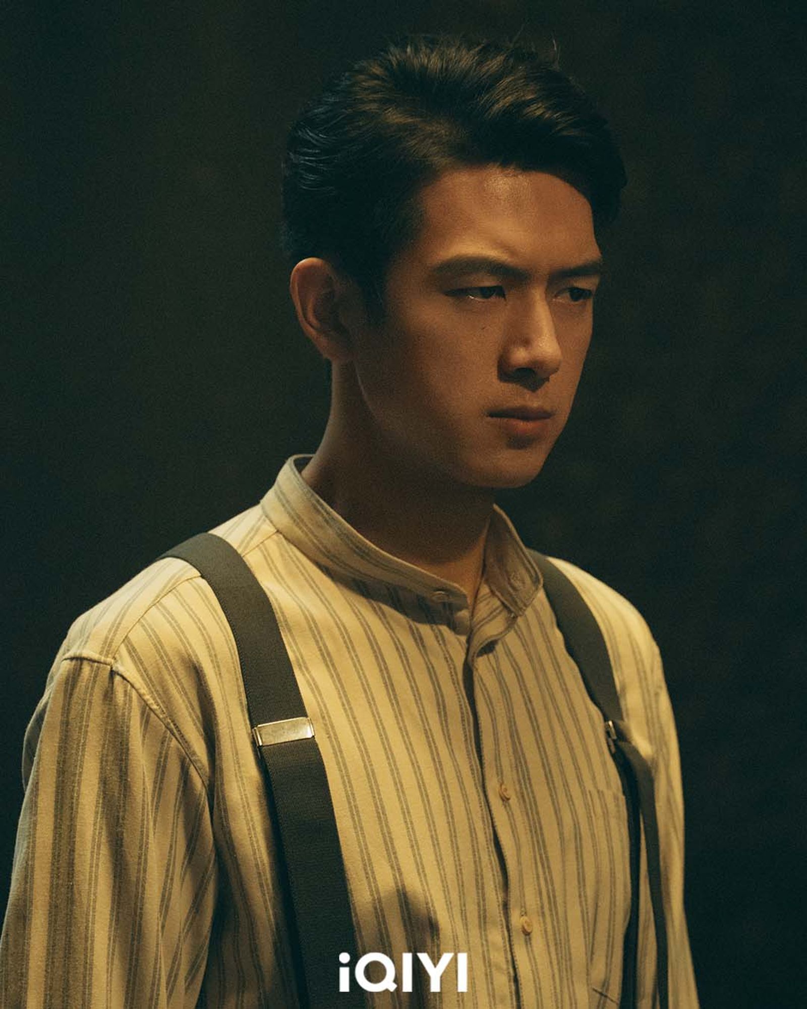 《我不是大師》李現從受騙富少變成騙術大師。圖/愛奇藝國際版
