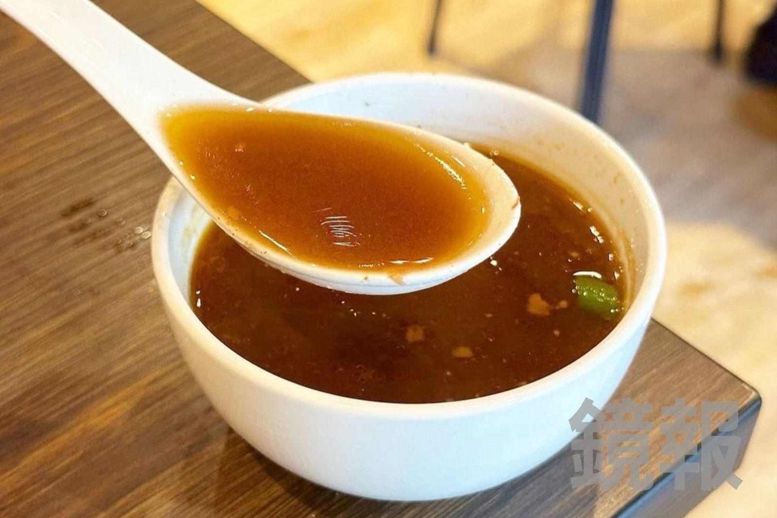 免費附湯以牛大骨與骨髓熬成，喝來濃厚帶點辣度。